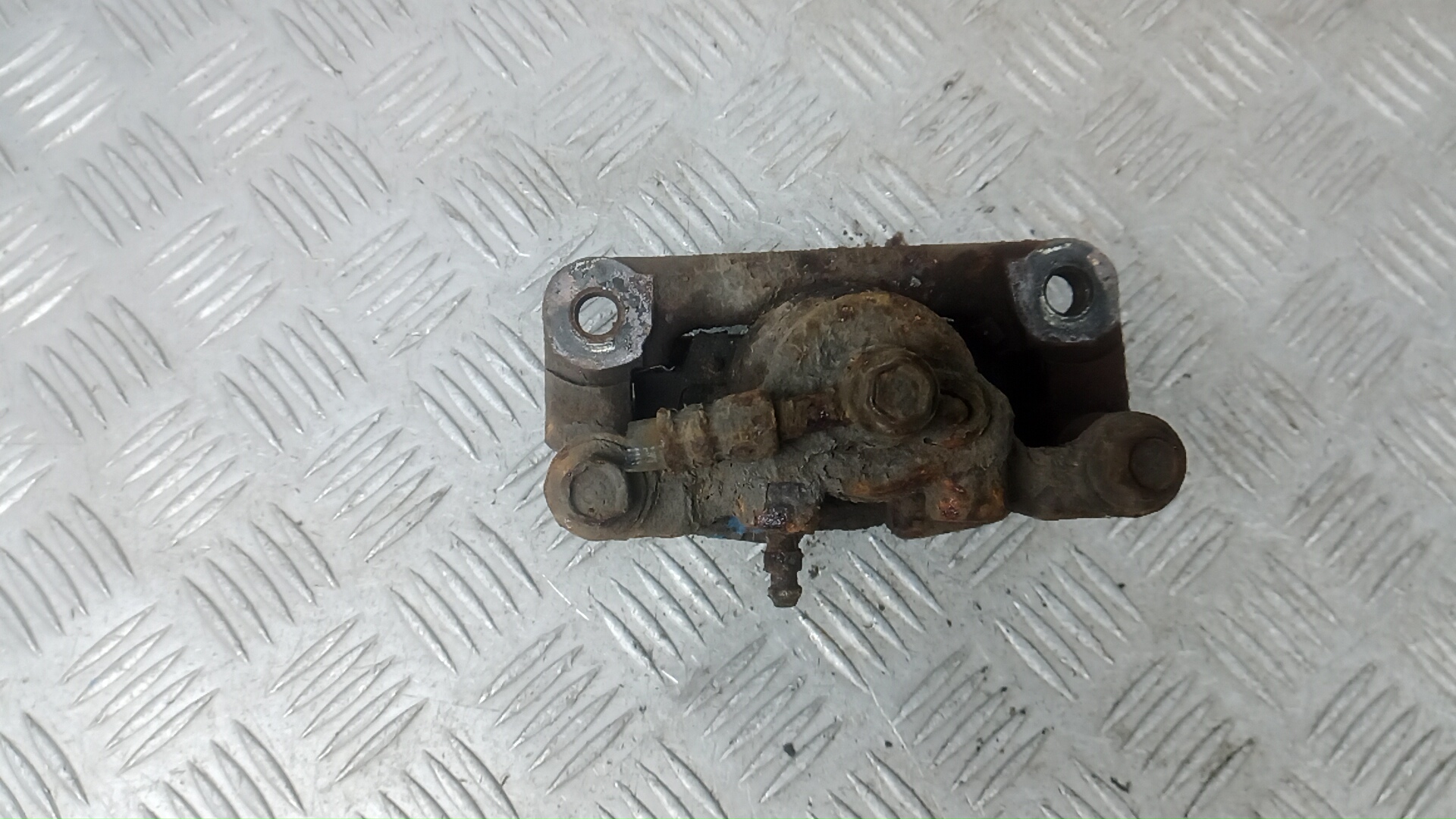 Суппорт задний левый