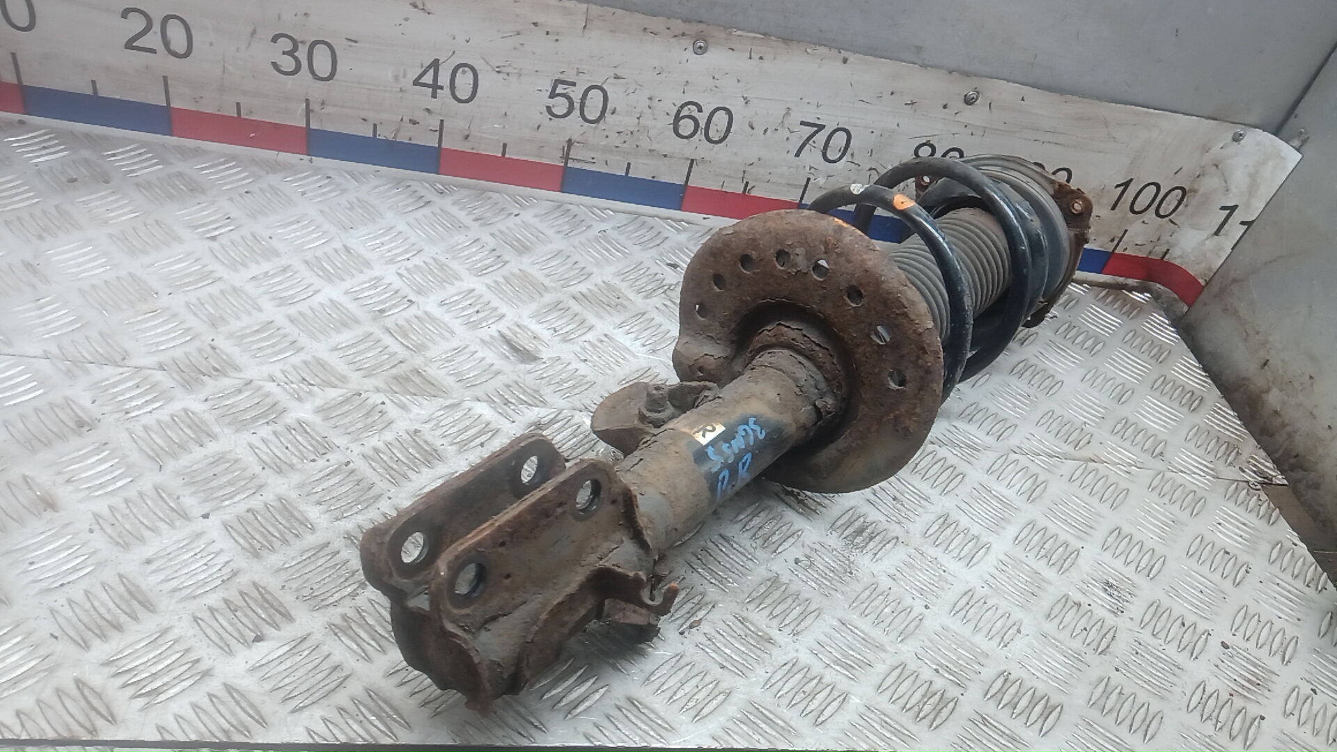 Амортизатор передний правый