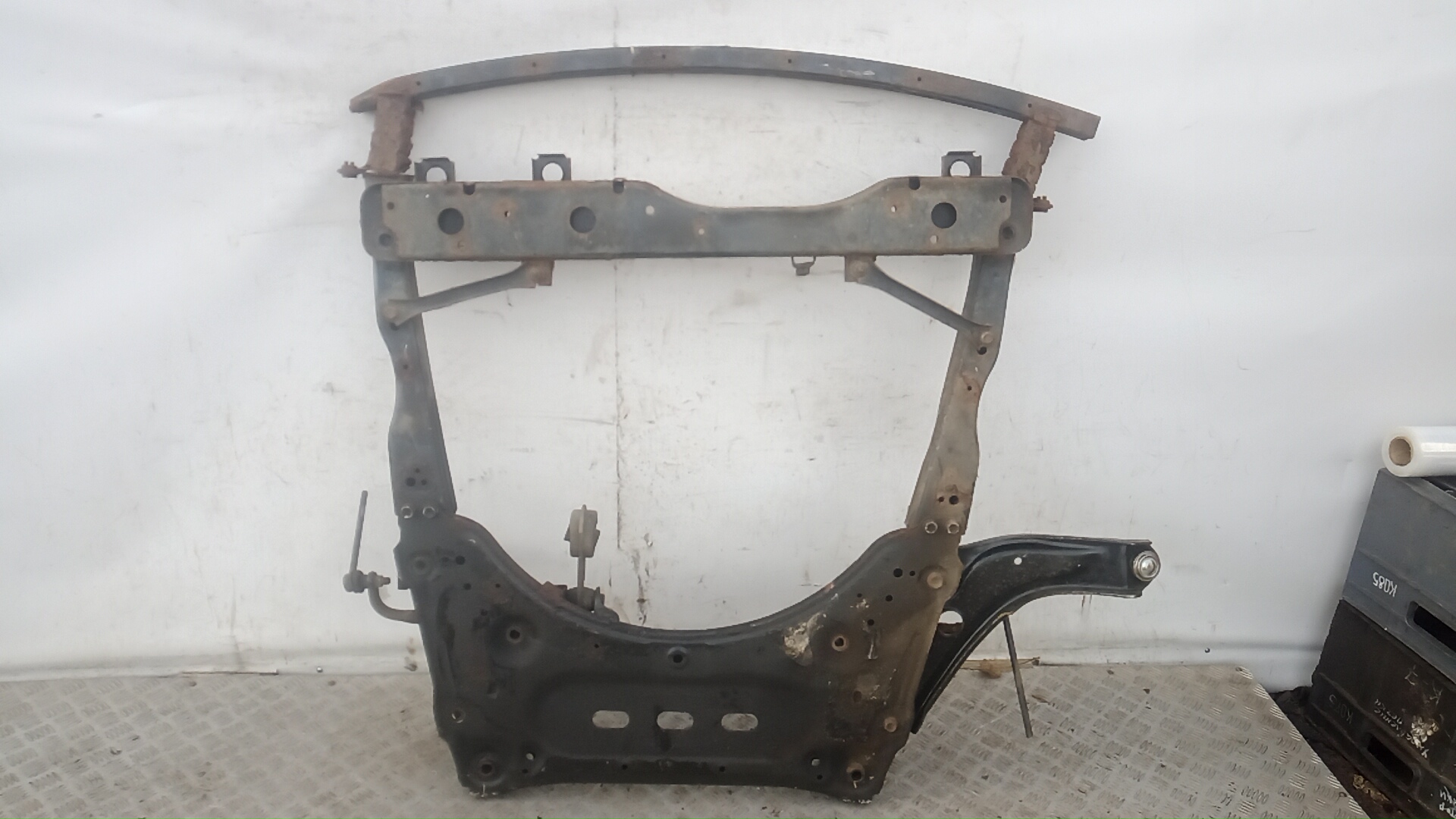 Балка передняя (крепление продольных тяг)