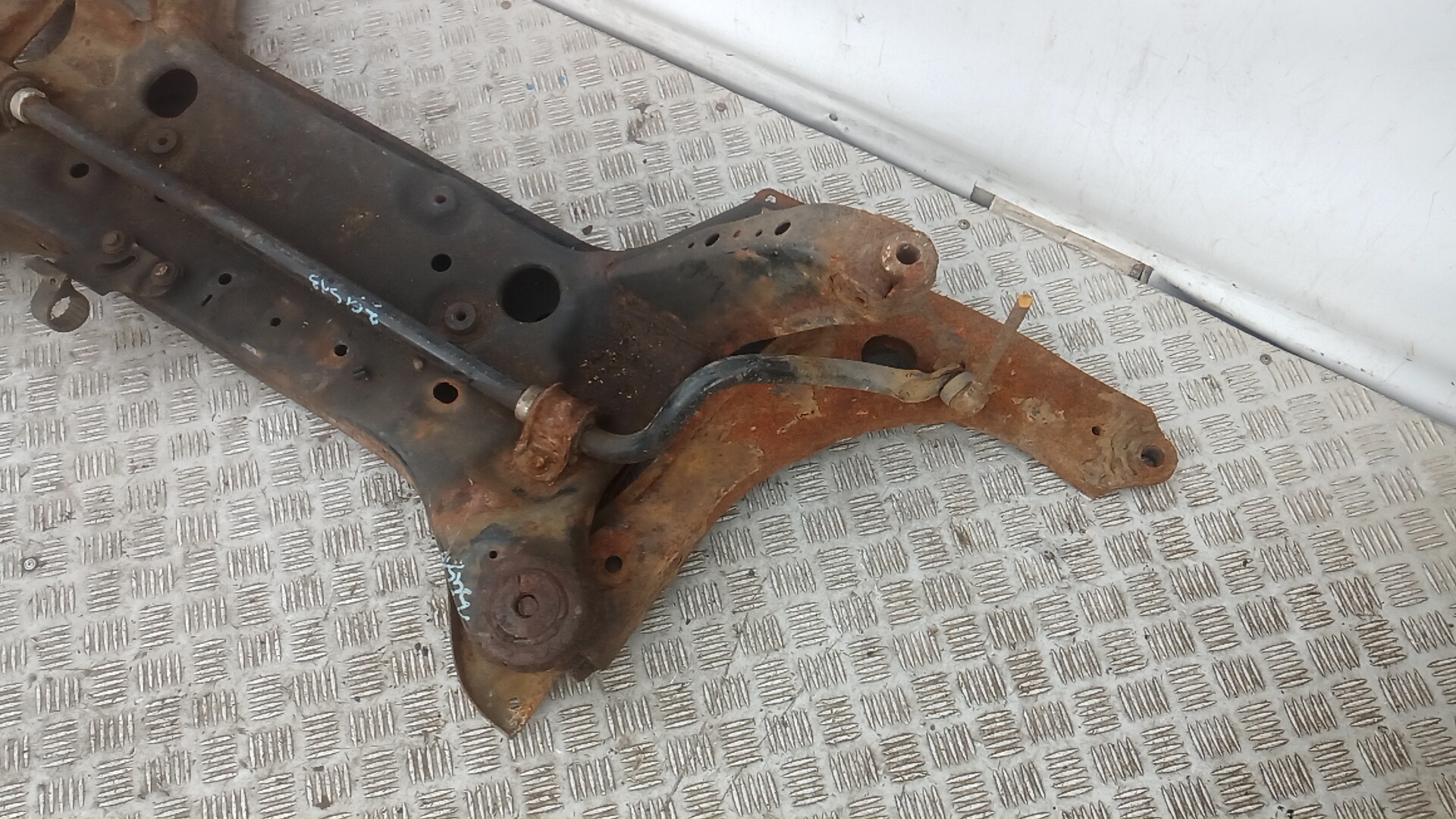 Балка передняя (крепление продольных тяг)