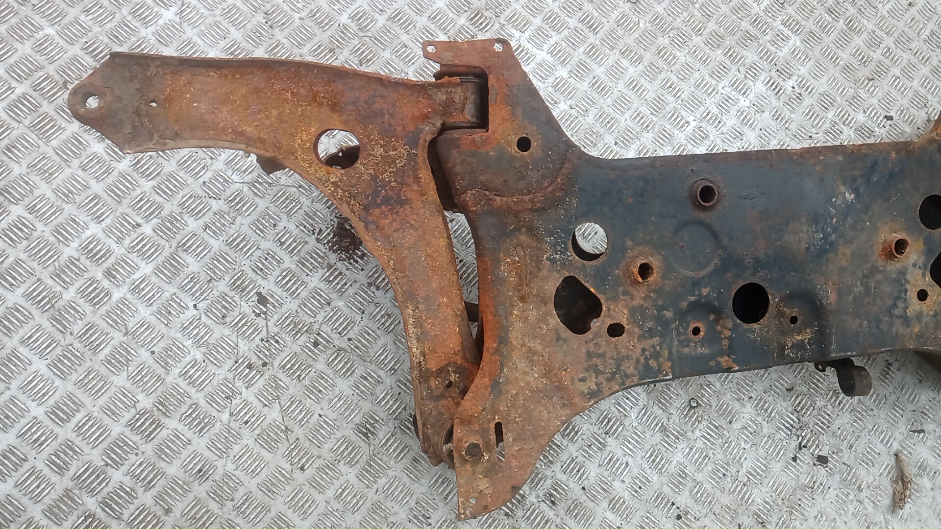 Балка передняя (крепление продольных тяг)