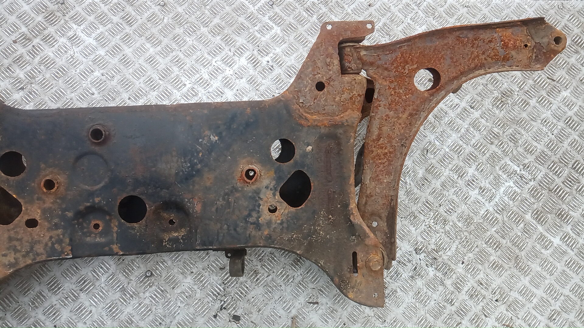 Балка передняя (крепление продольных тяг)