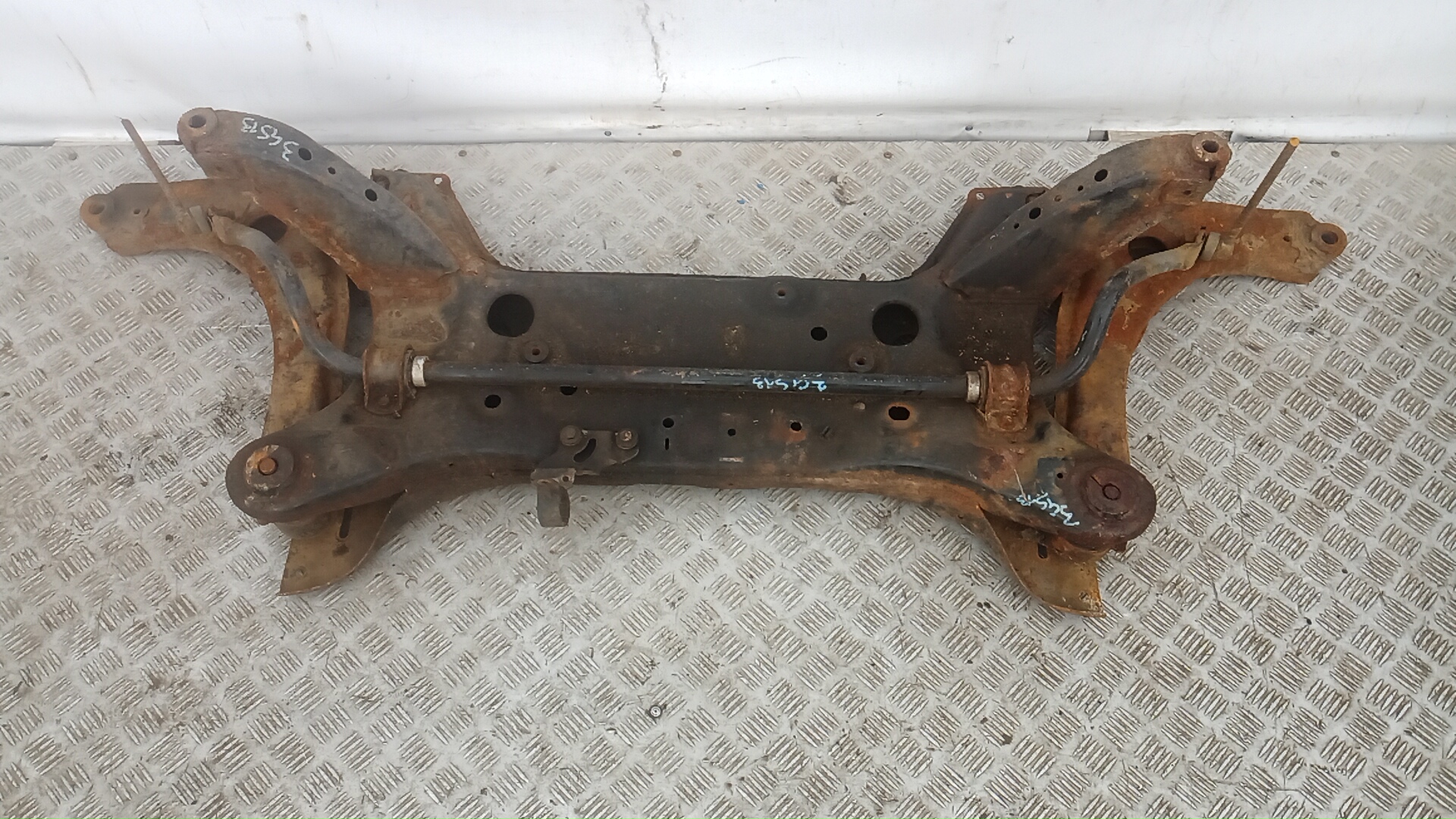 Балка передняя (крепление продольных тяг)