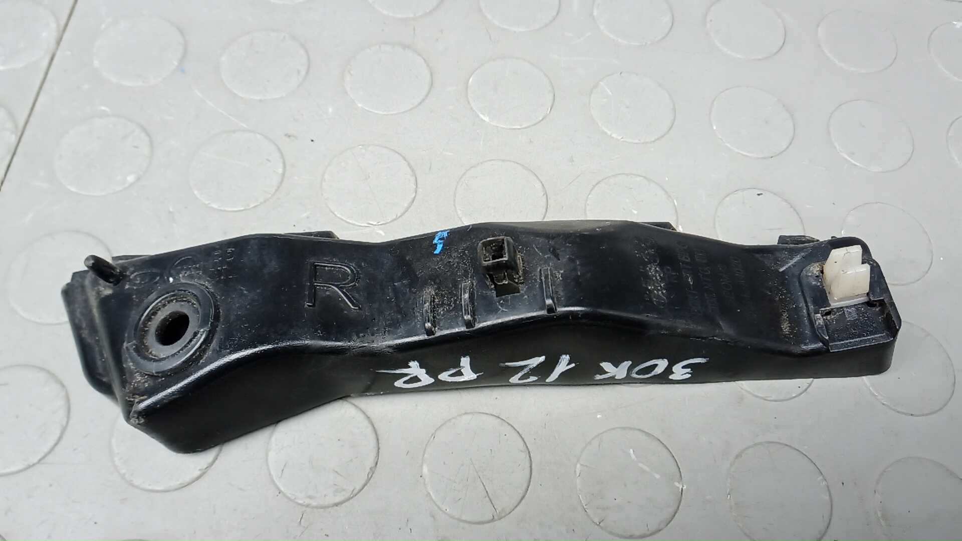 Кронштейн переднего бампера