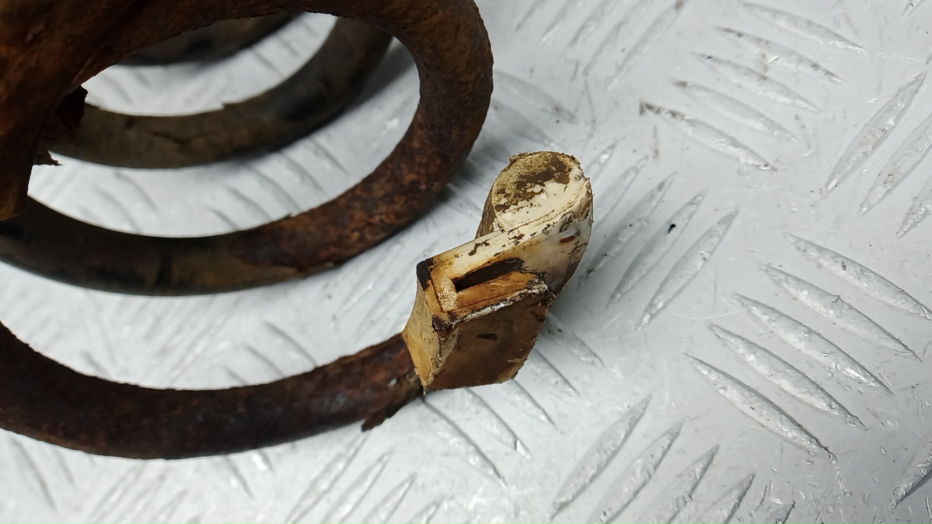 Пружина задняя