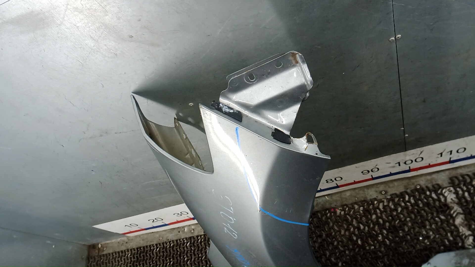 Крыло переднее правое