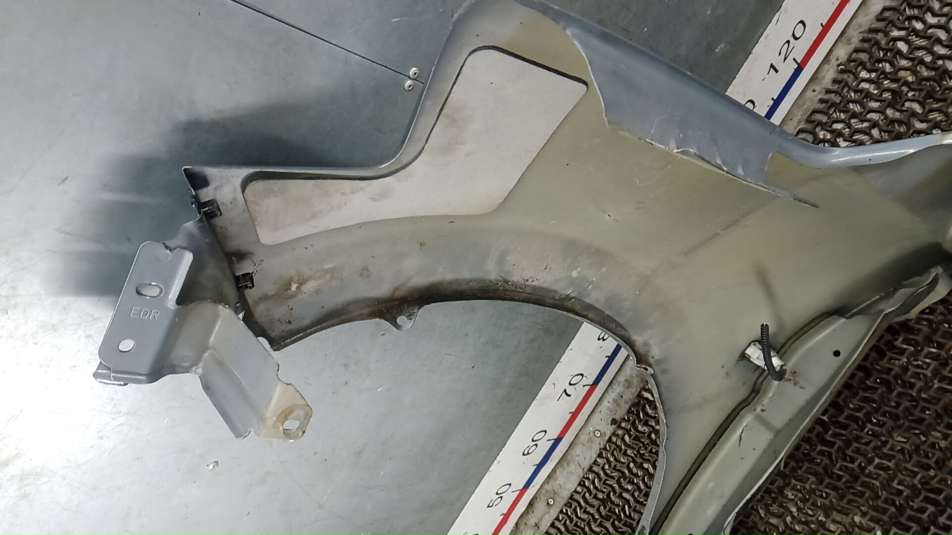 Крыло переднее правое