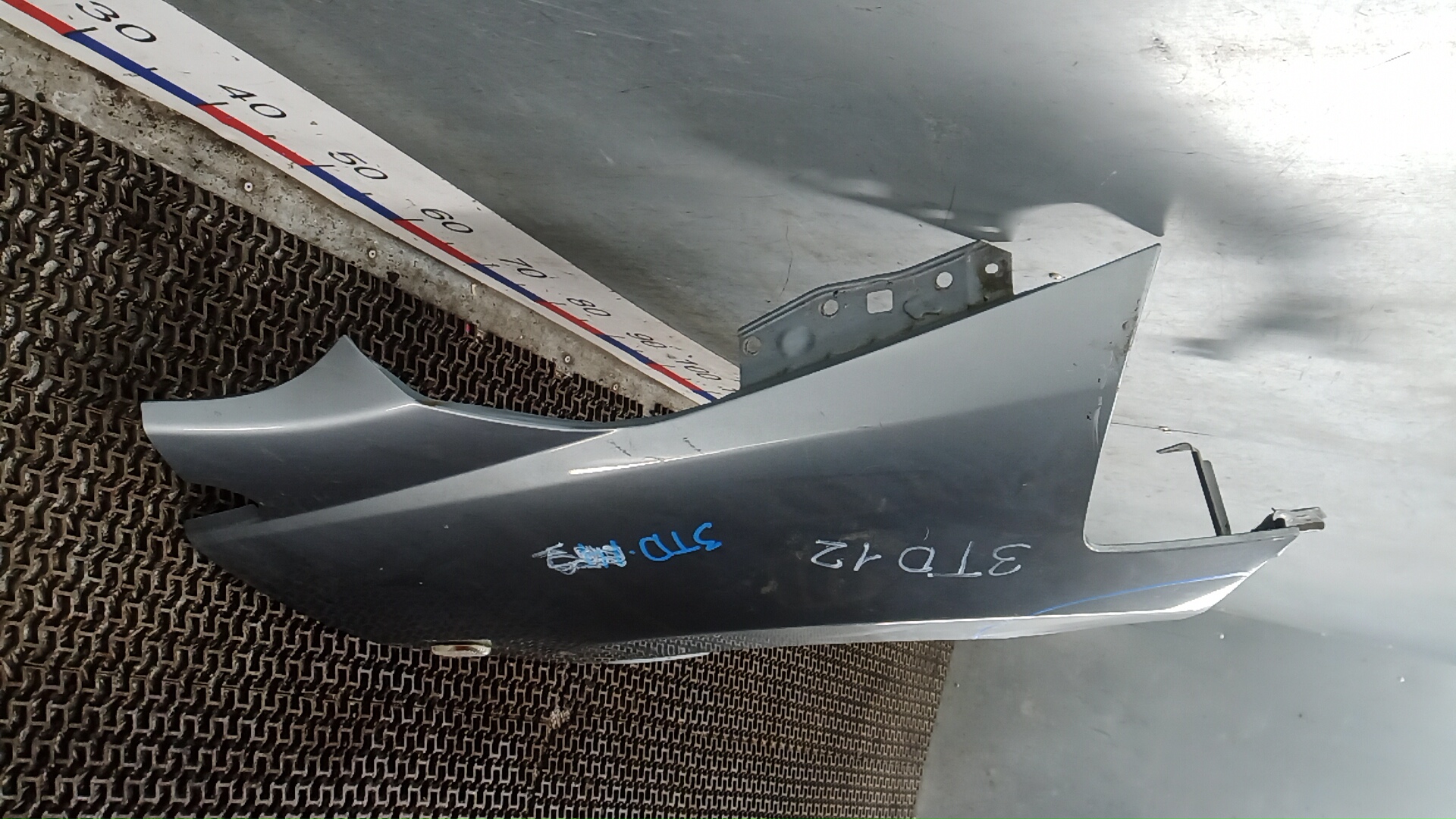 Крыло переднее правое