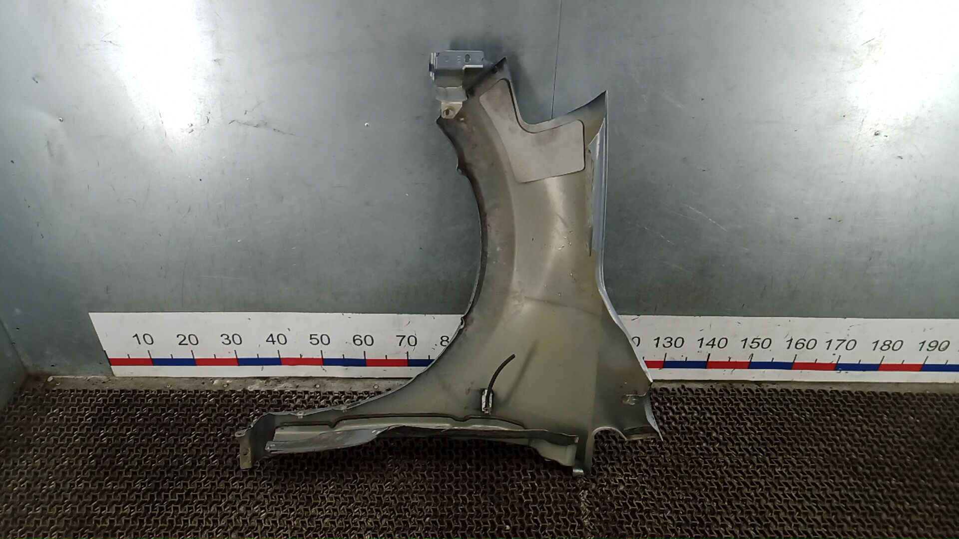 Крыло переднее правое