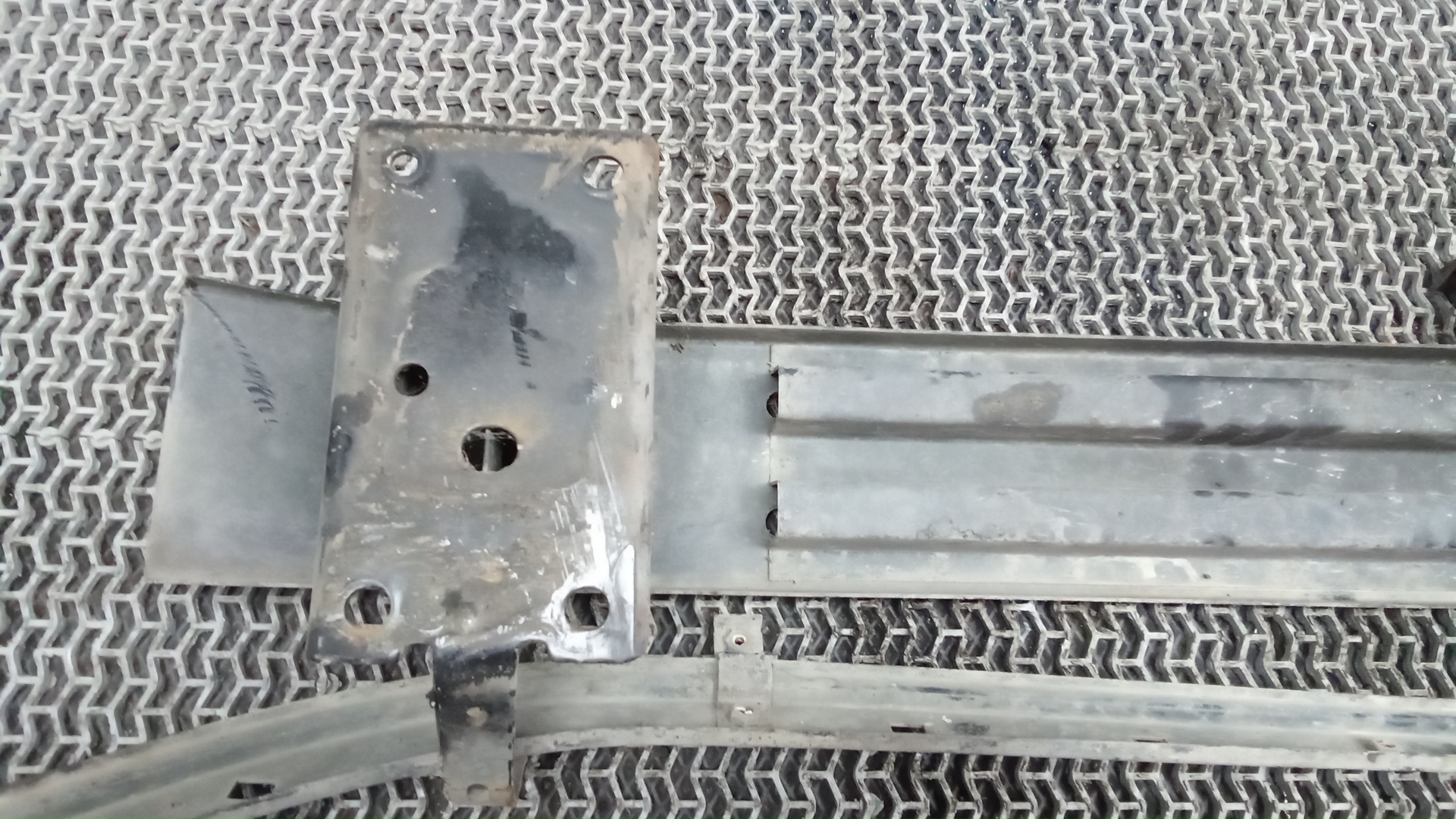 Кронштейн усилителя переднего бампера