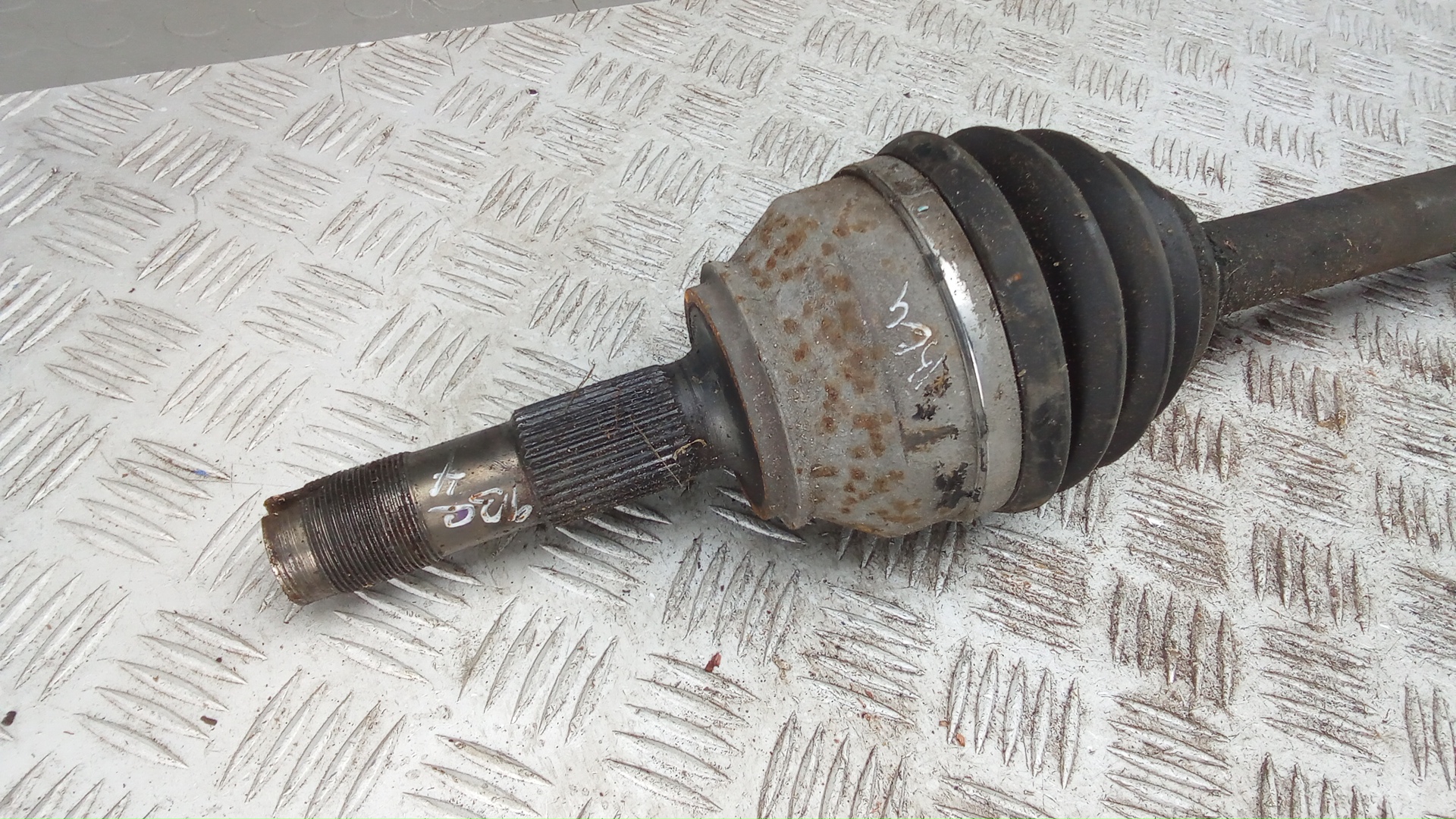 Полуось передняя левая