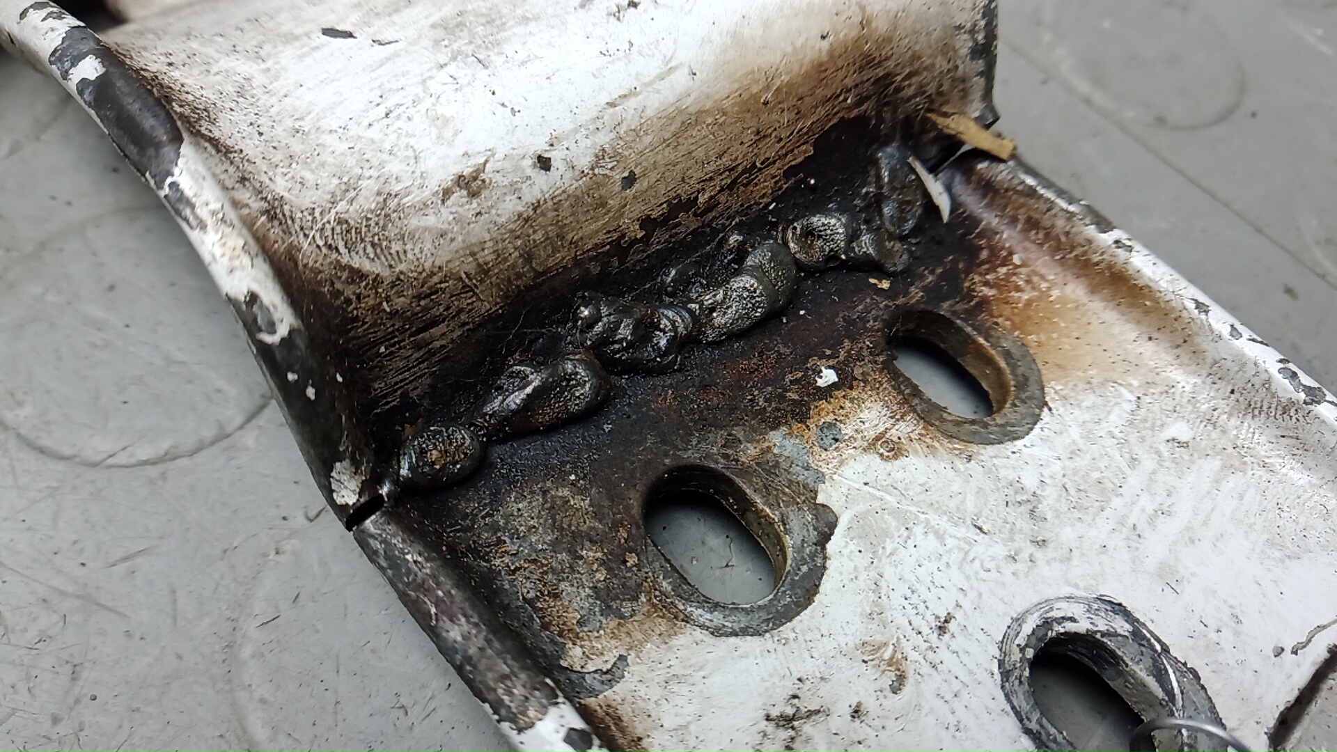 Петля двери задней