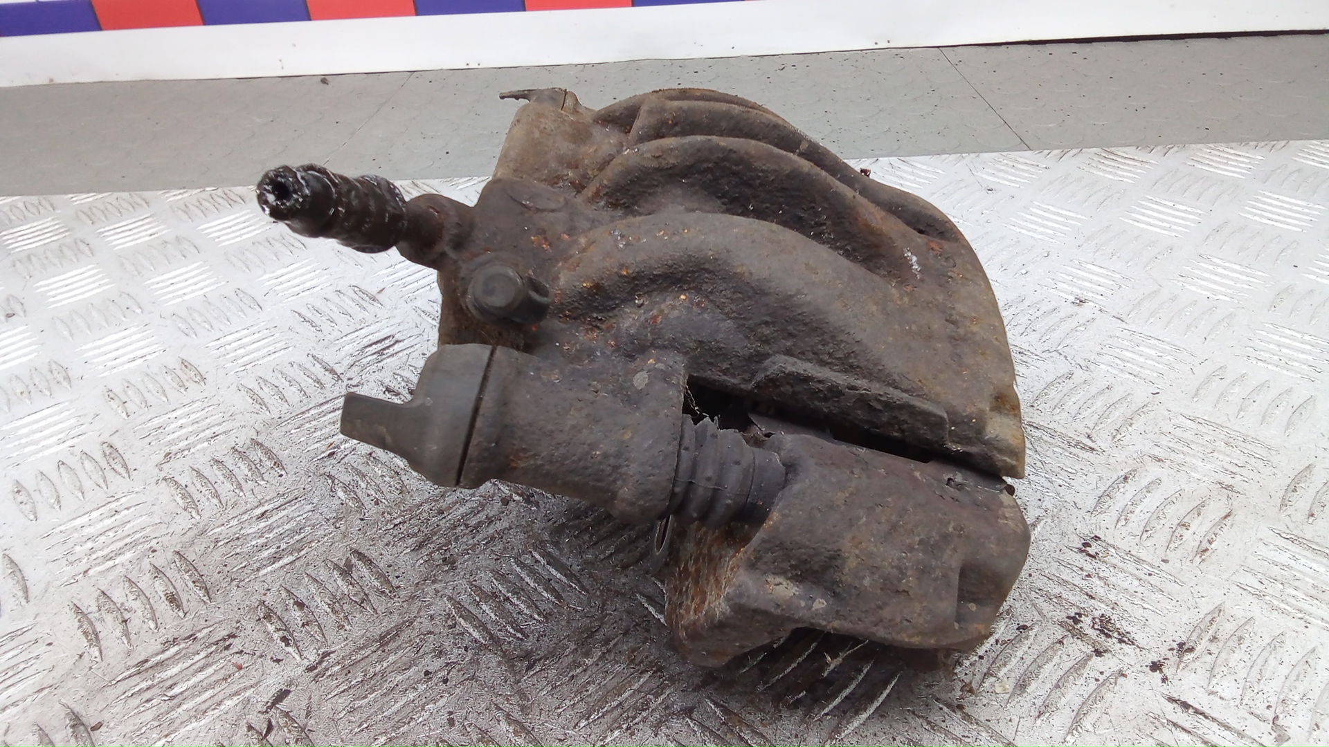 Суппорт передний левый