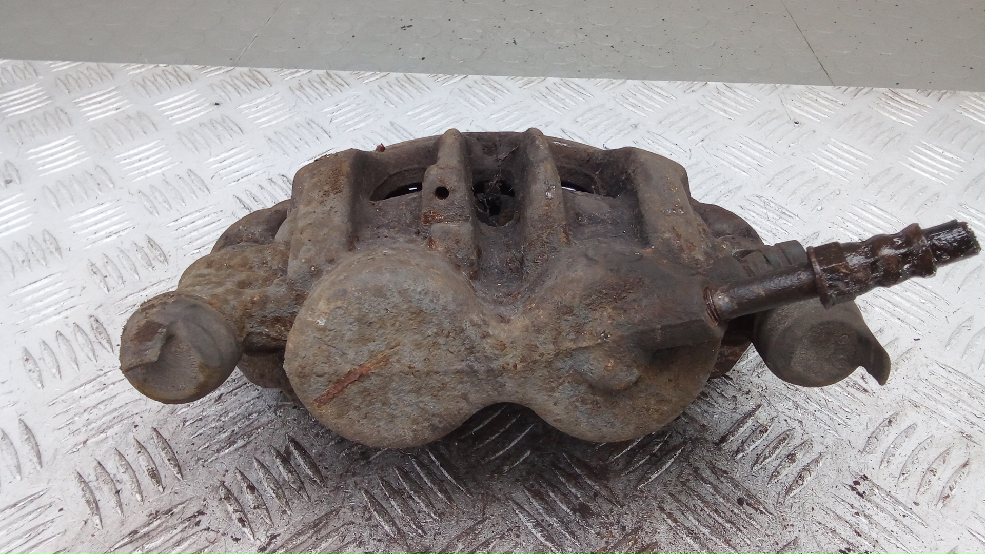 Суппорт передний левый