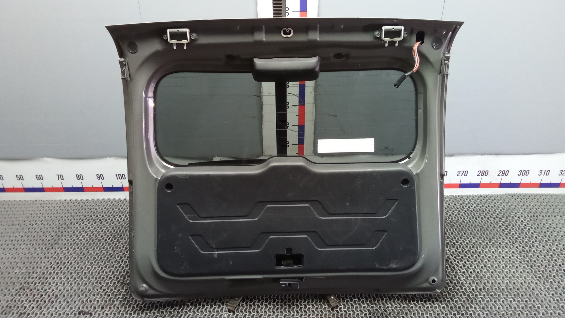 Дверь багажника