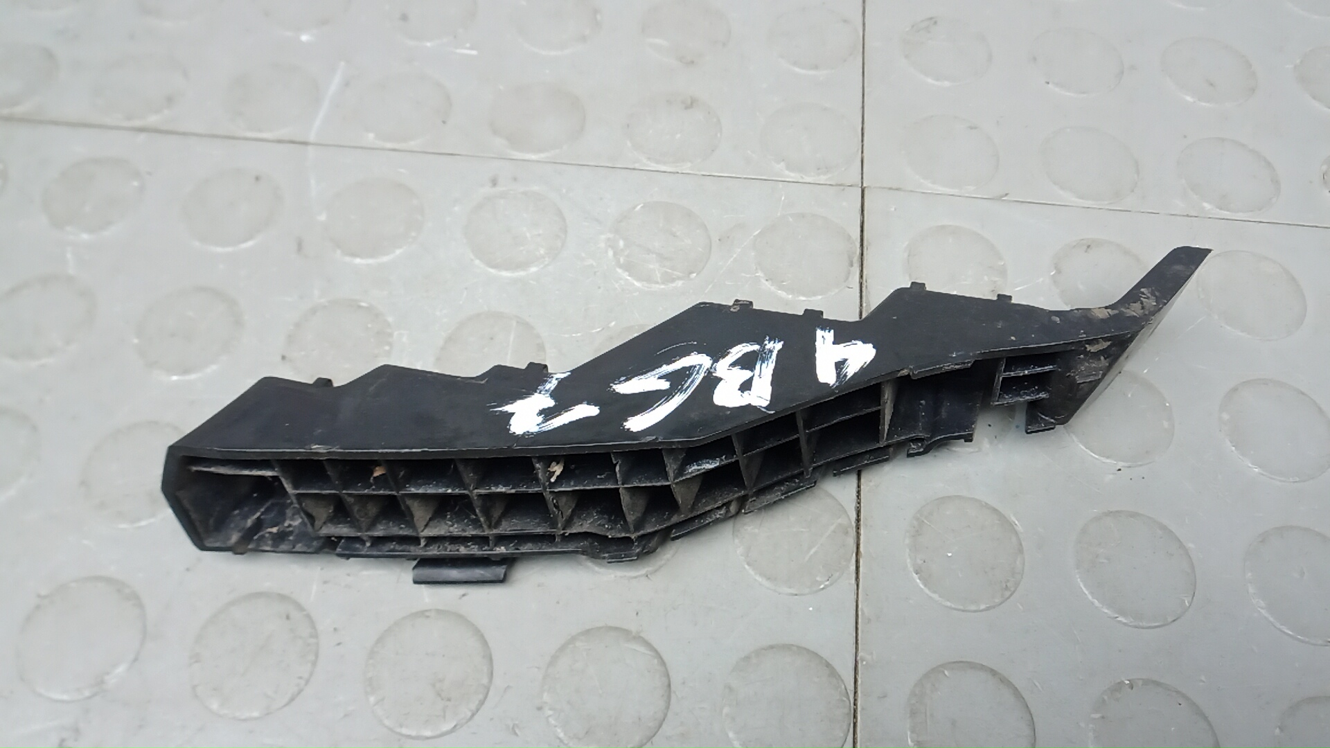 Кронштейн переднего бампера