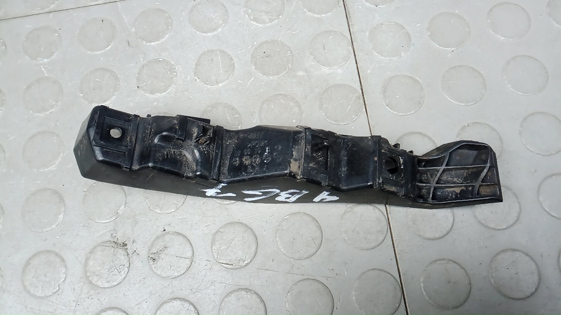 Кронштейн переднего бампера