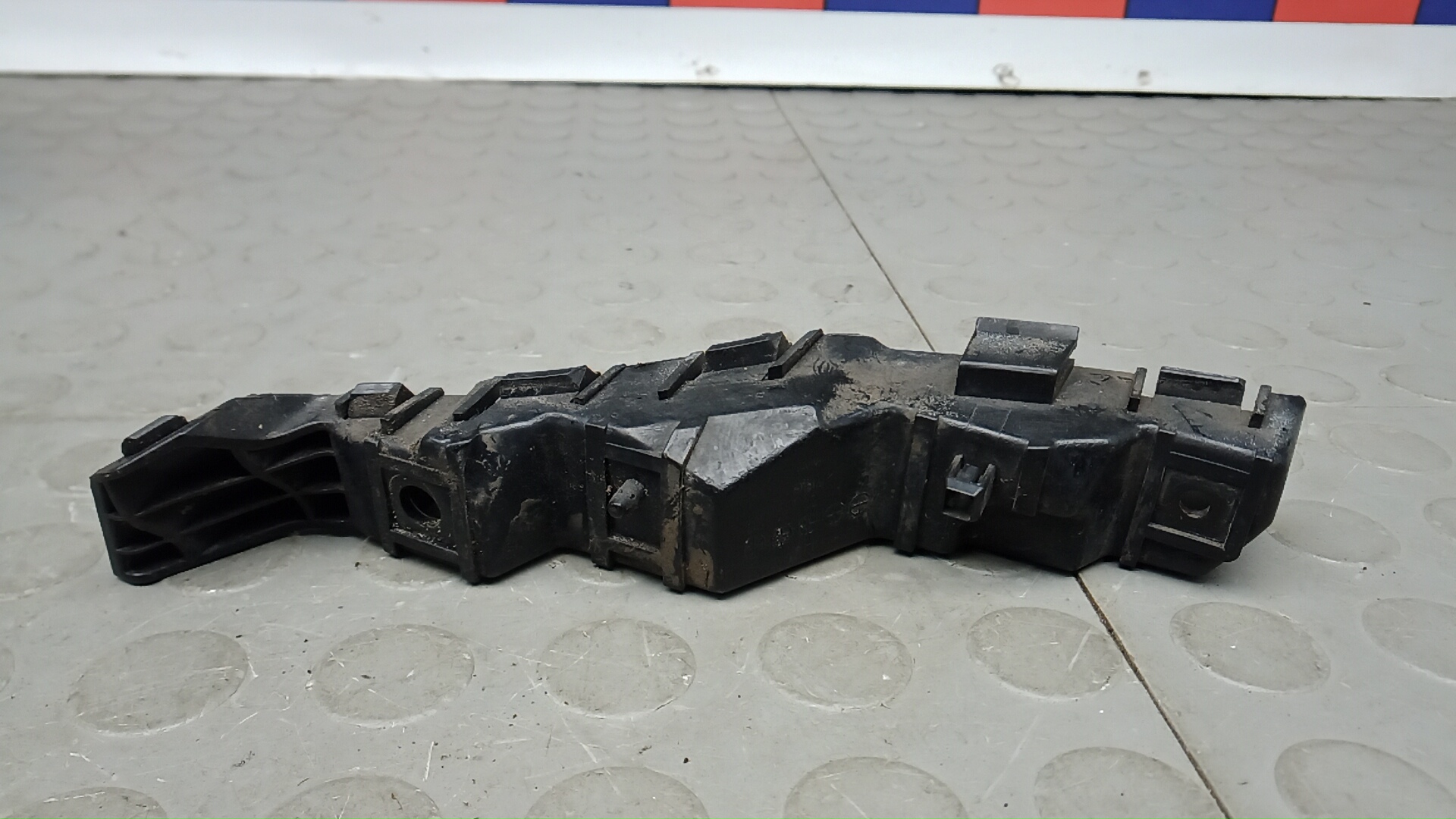 Кронштейн переднего бампера