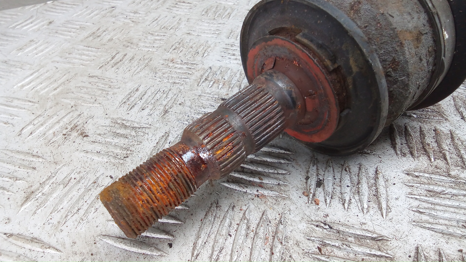 Полуось передняя левая