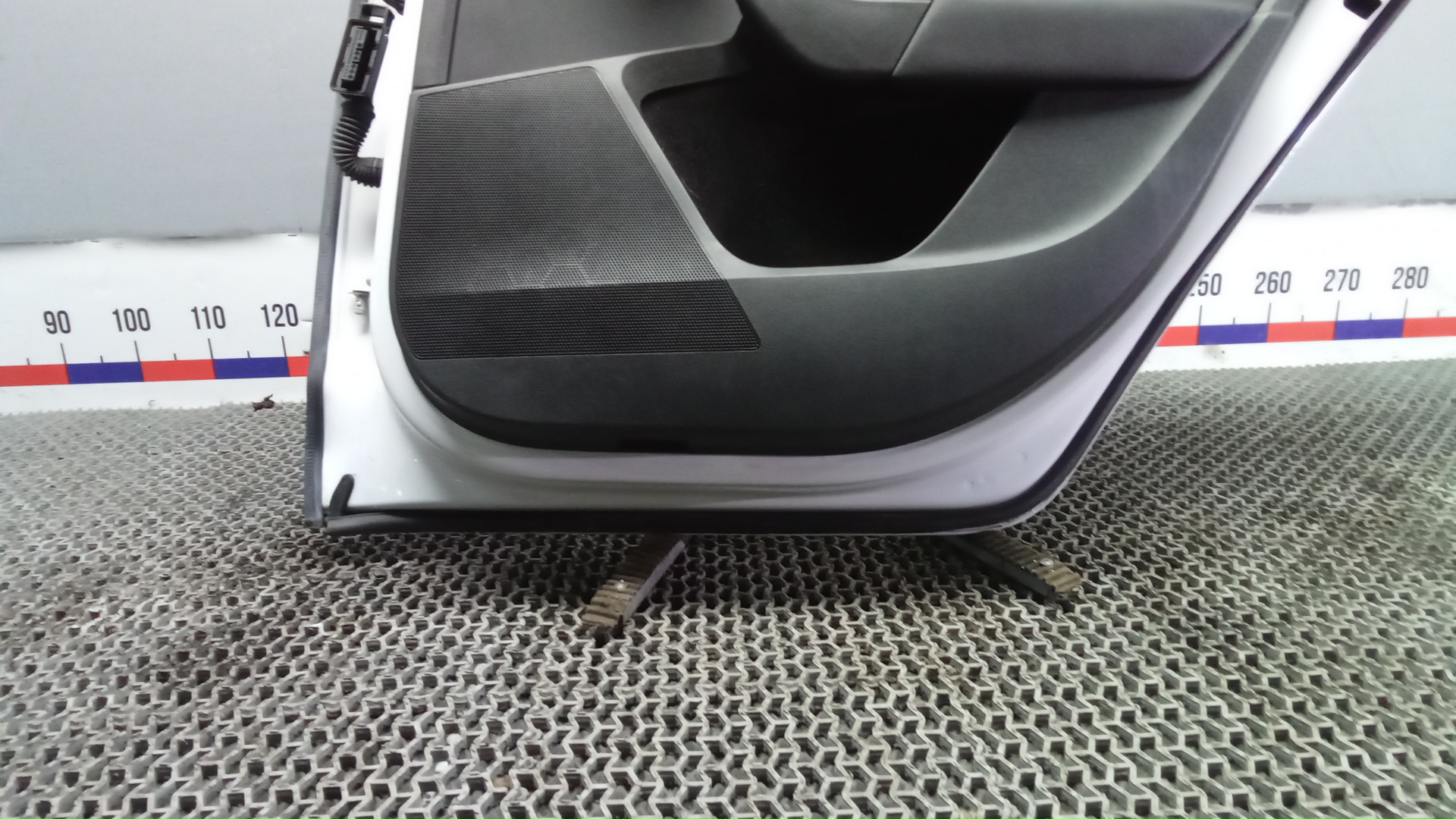 Дверь задняя правая