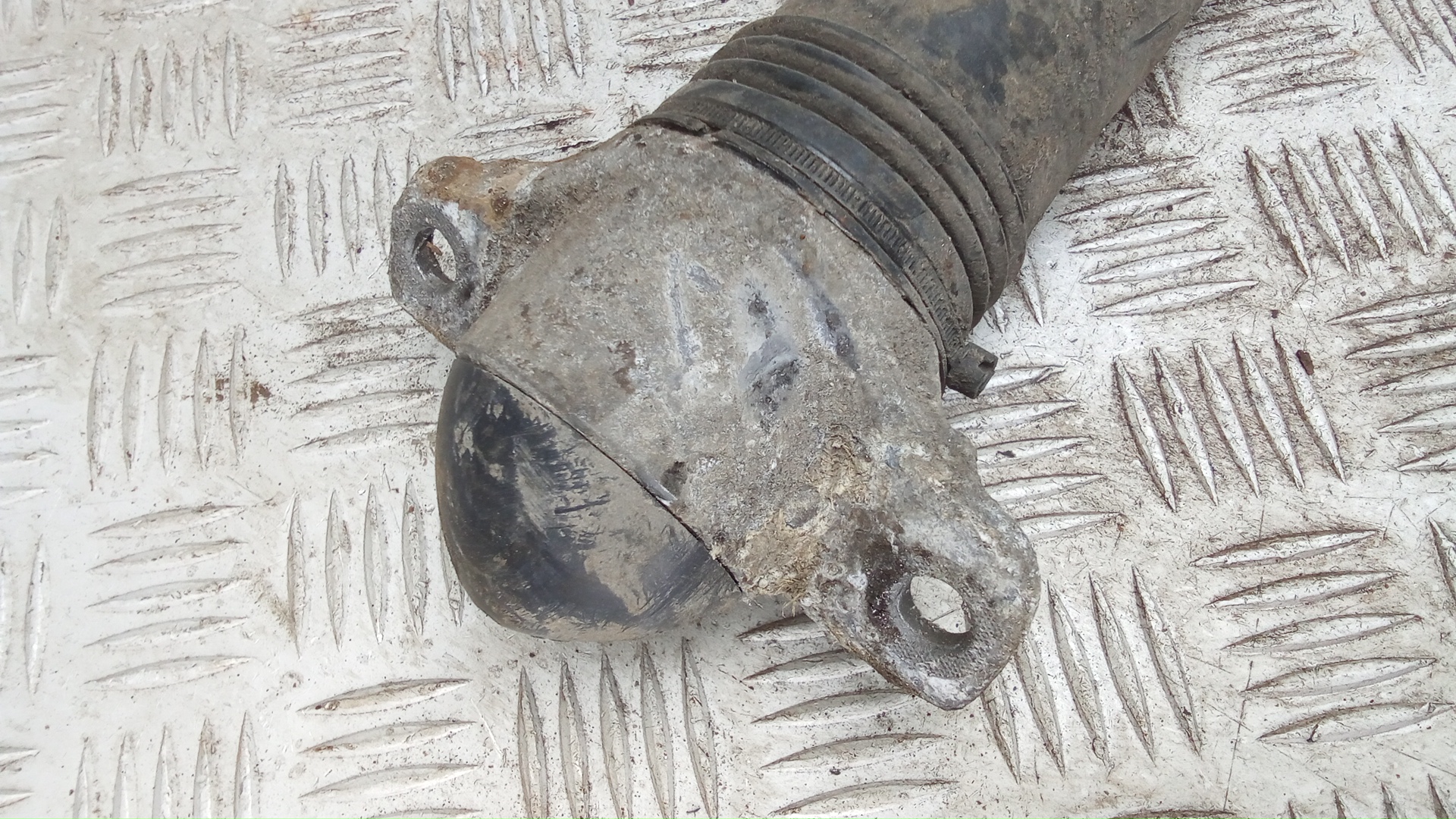 Амортизатор задний (стойка)