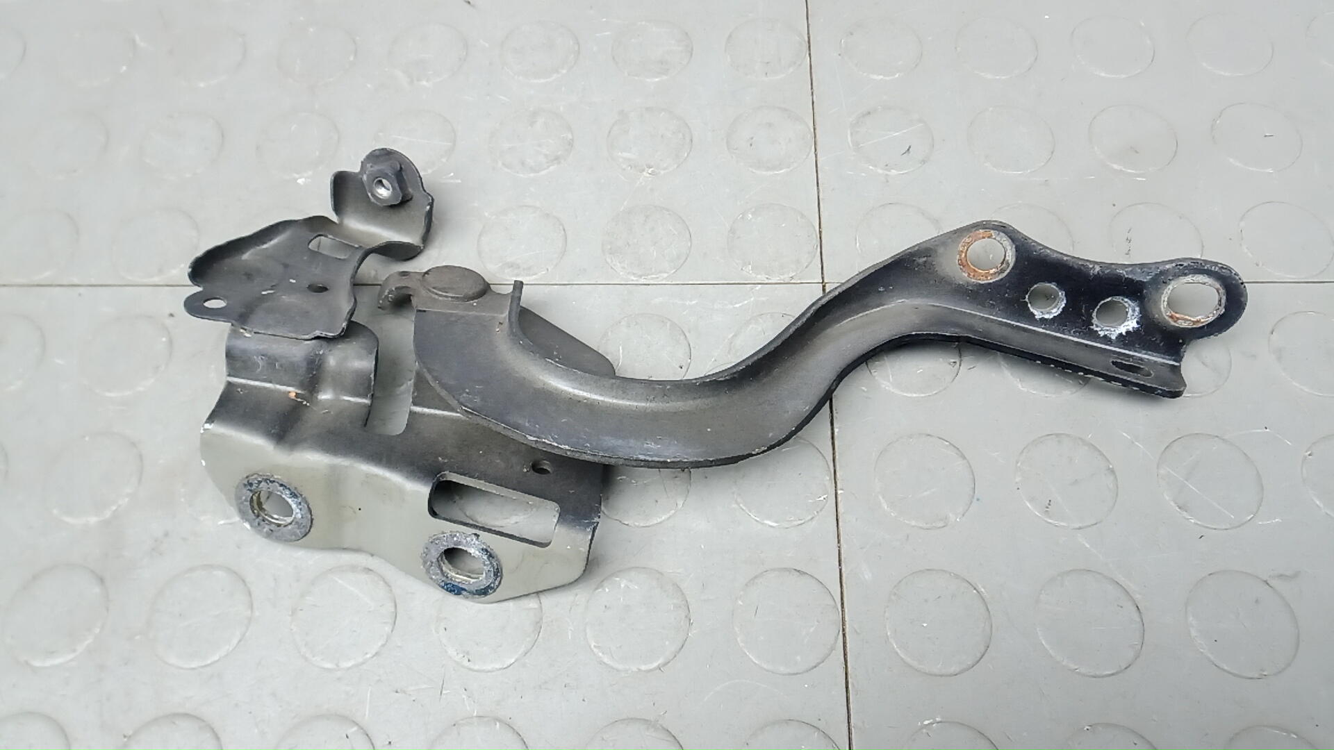 Петля капота