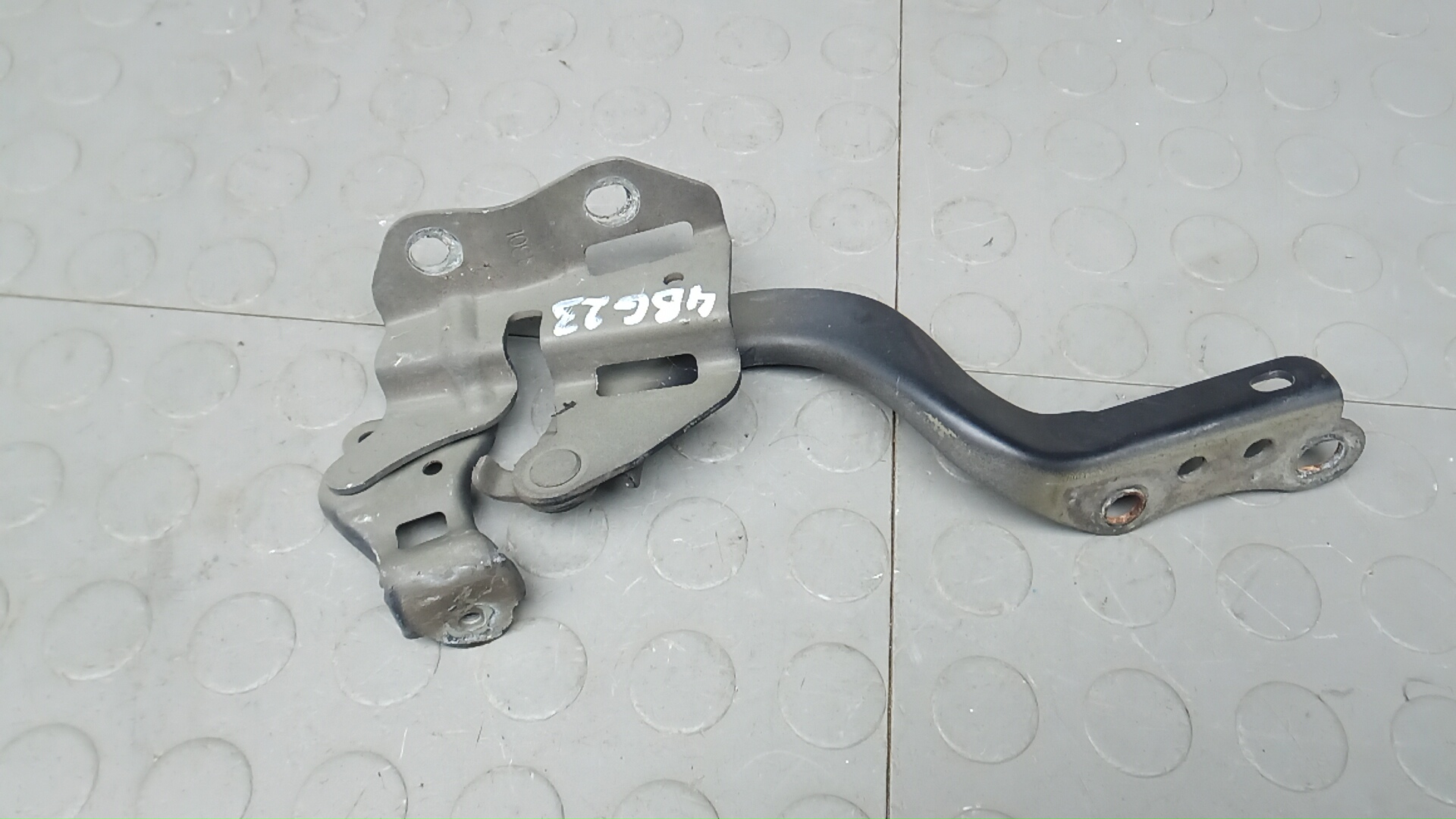 Петля капота