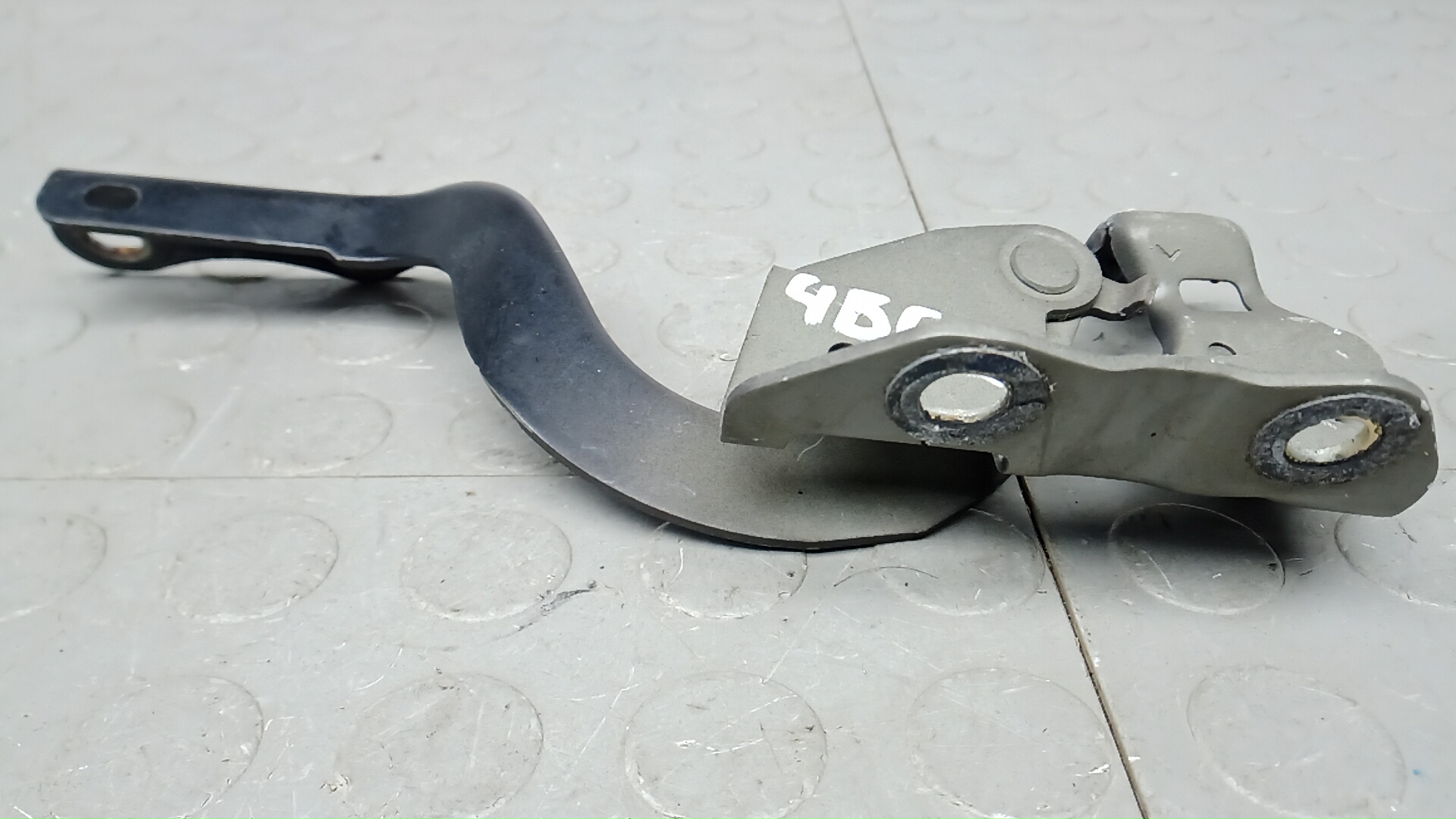 Петля капота