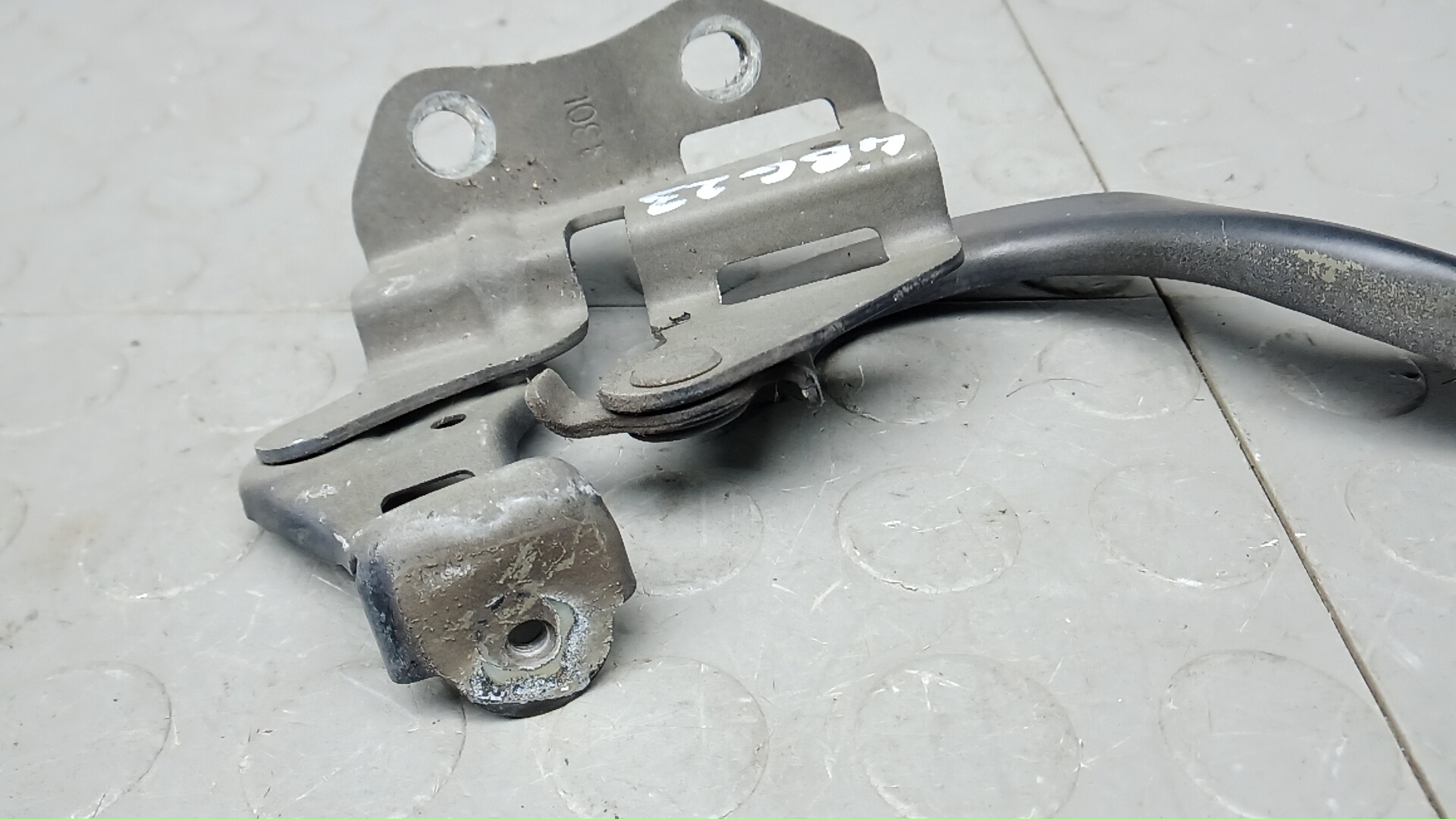 Петля капота