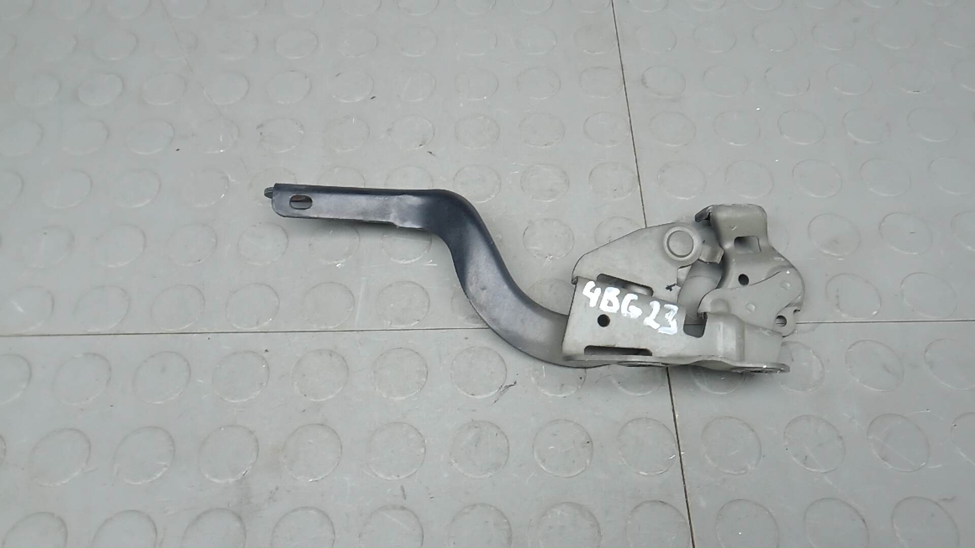 Петля капота