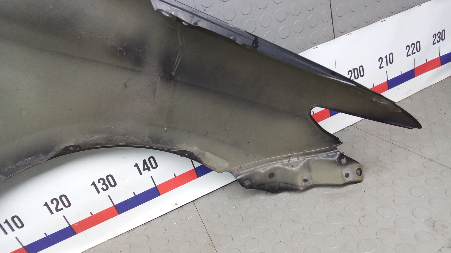 Крыло переднее левое