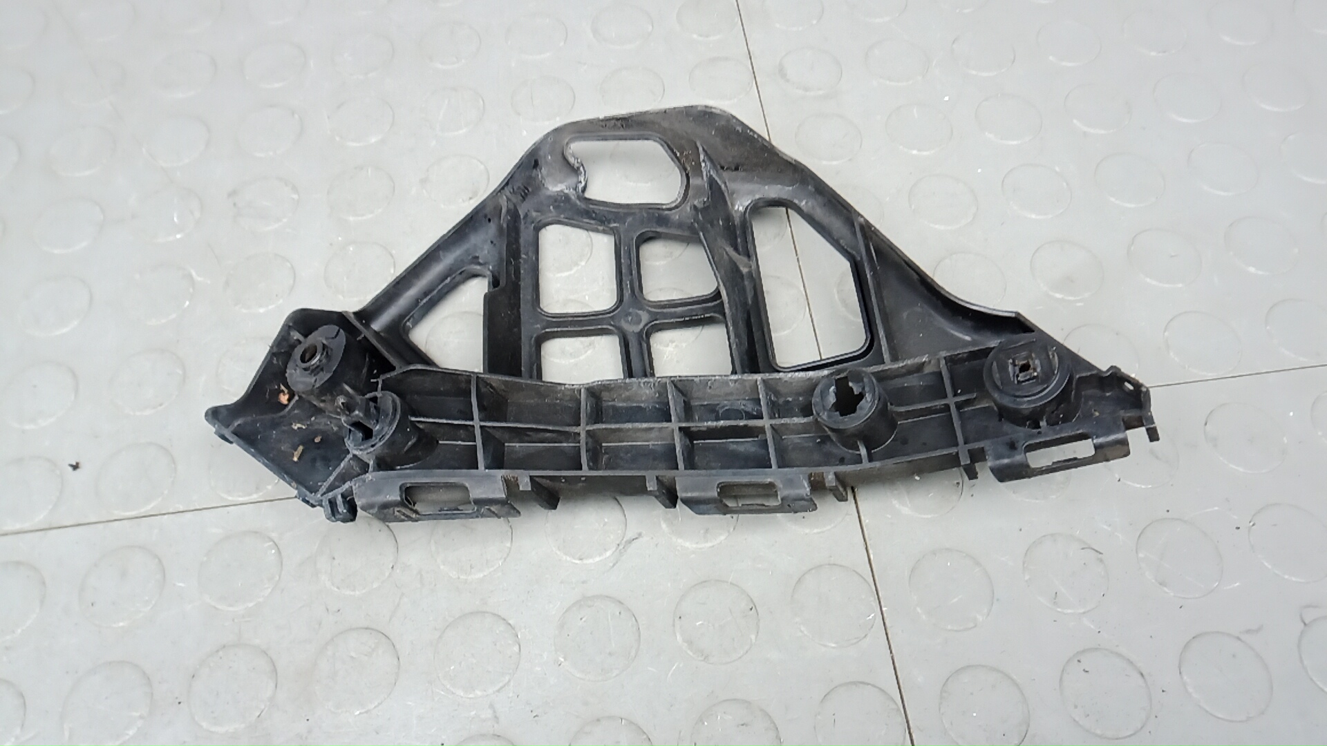 Кронштейн переднего бампера