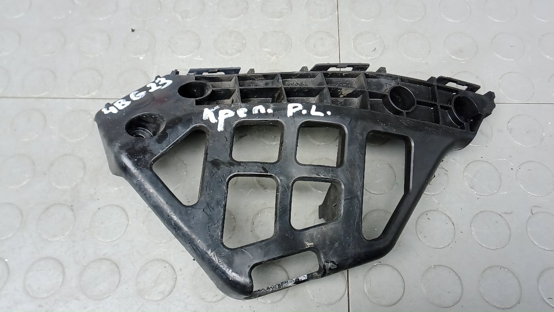 Кронштейн переднего бампера