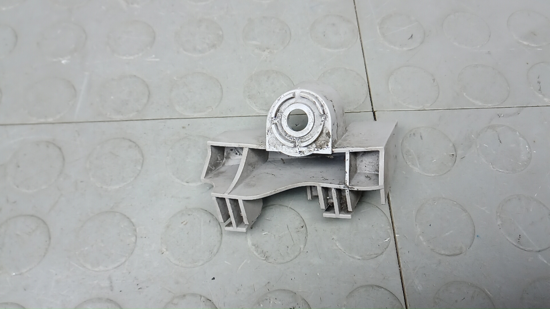 Кронштейн заднего бампера