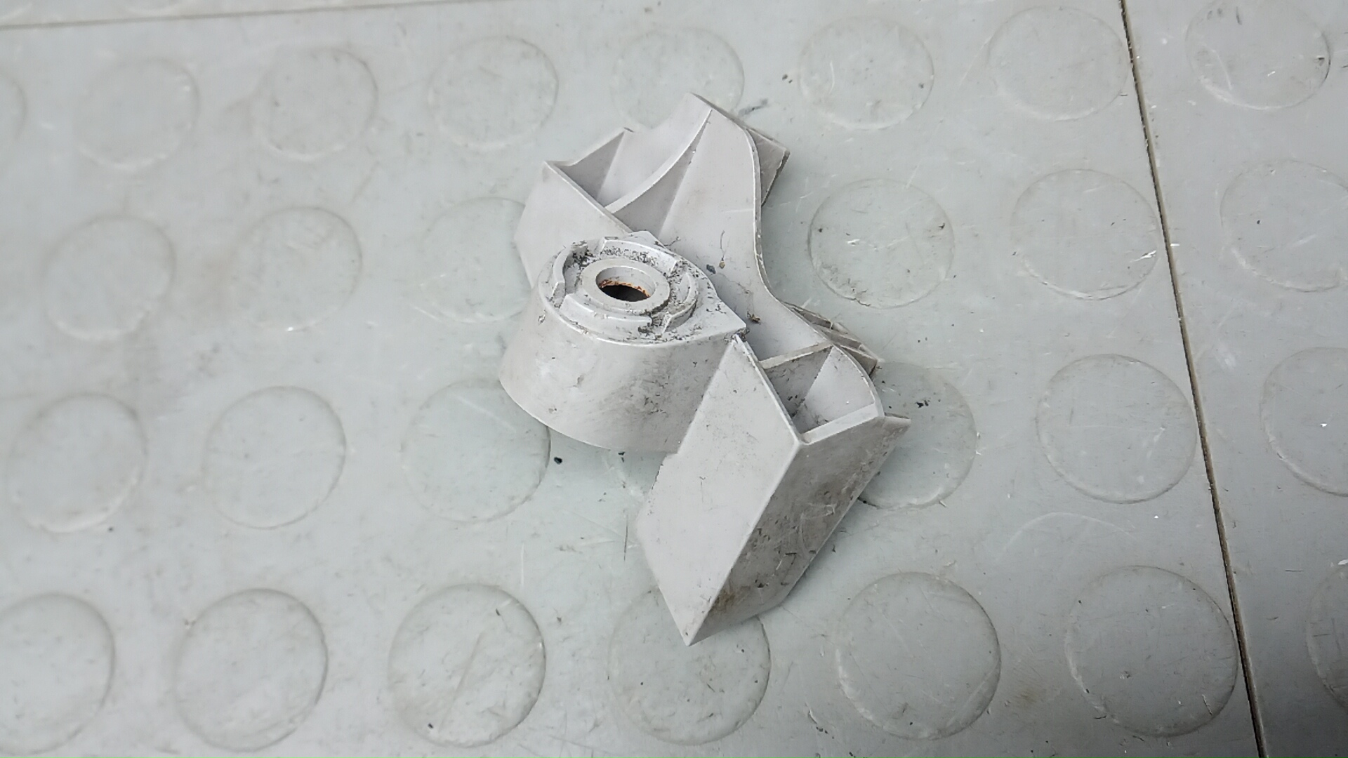 Кронштейн заднего бампера