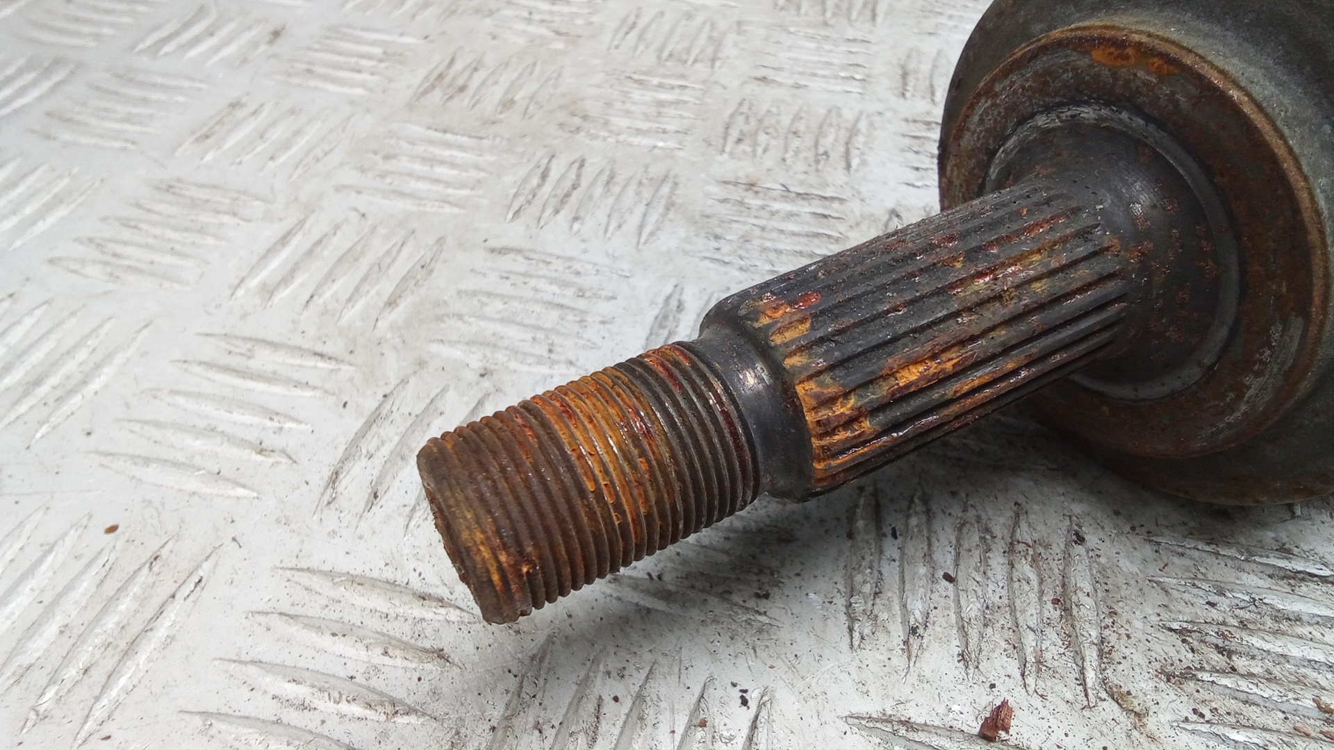 Полуось передняя левая