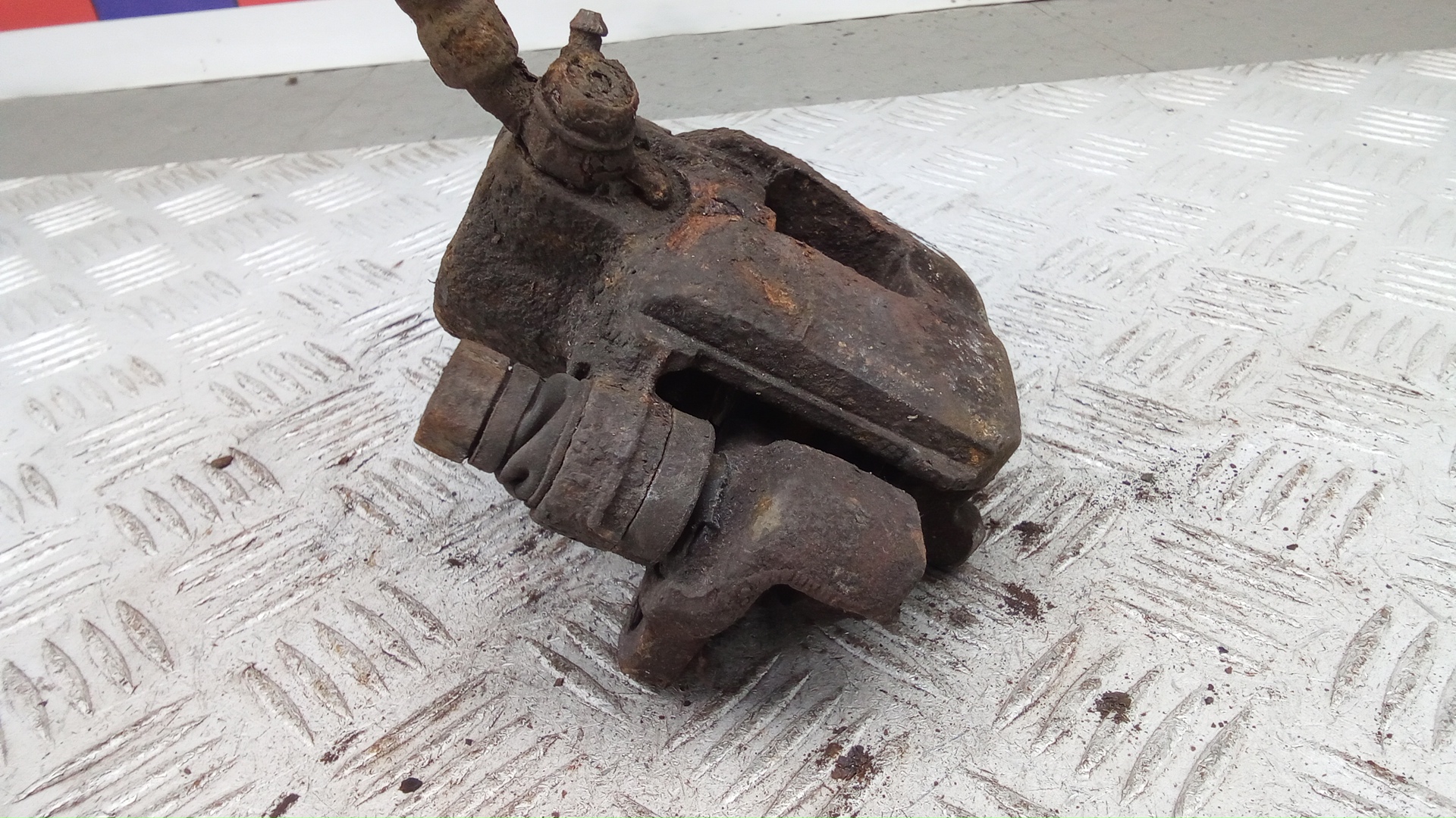 Суппорт задний левый