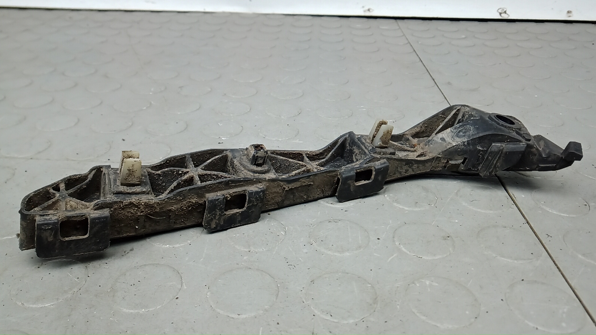 Кронштейн переднего бампера