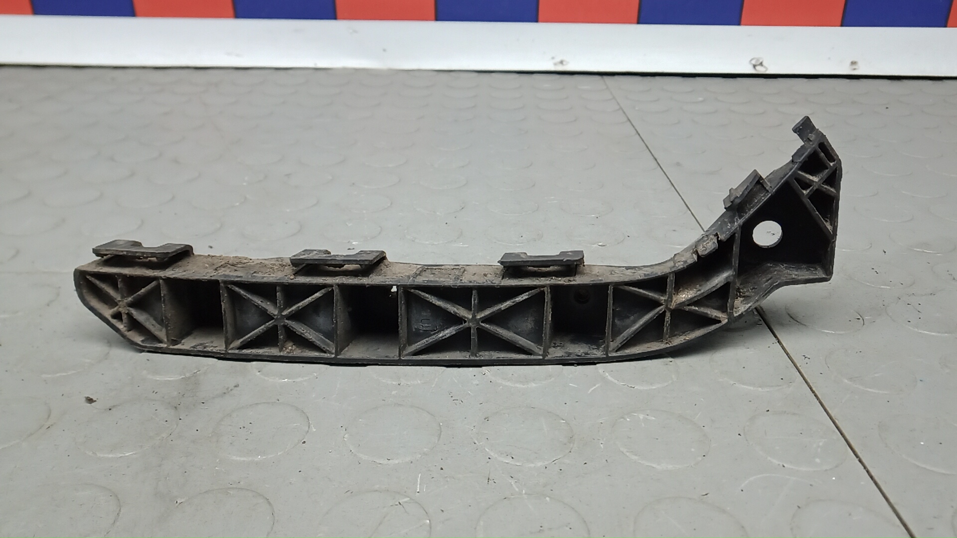 Кронштейн переднего бампера