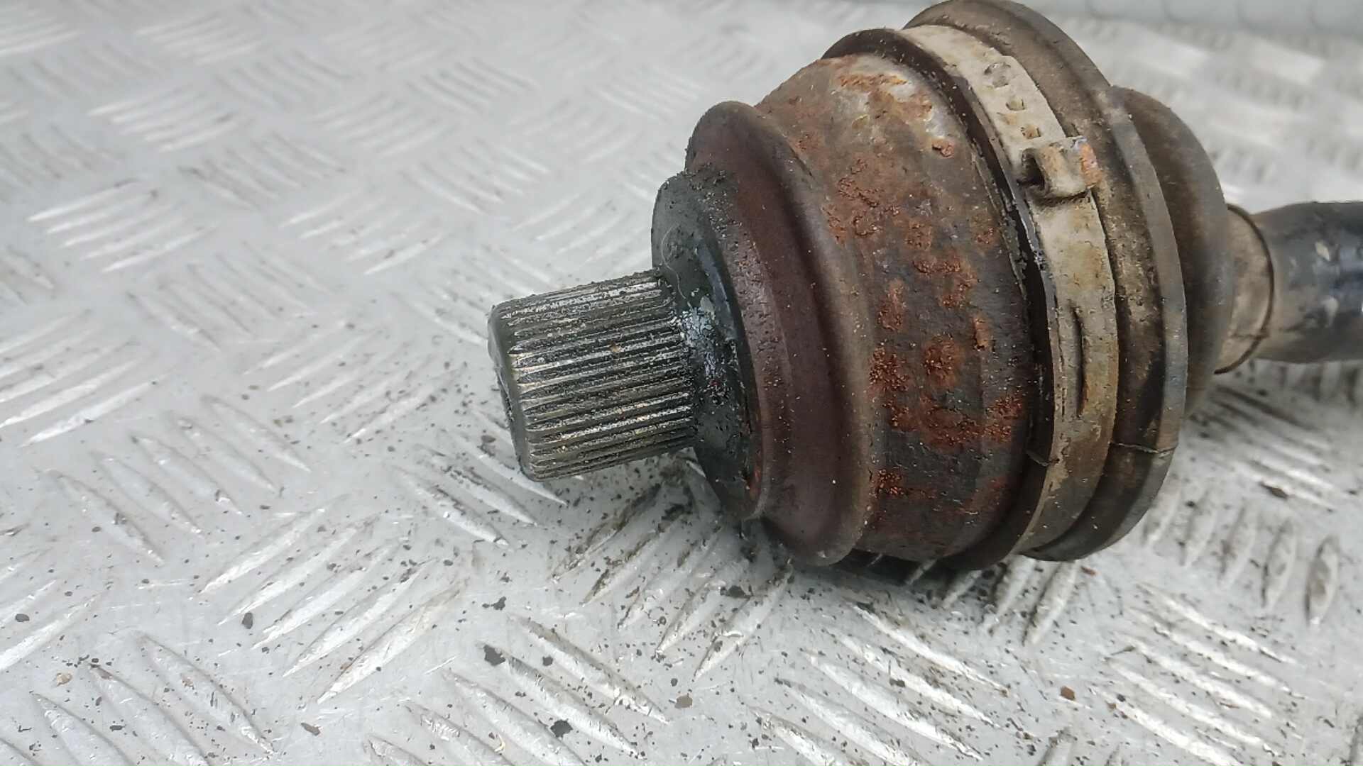 Полуось задняя левая