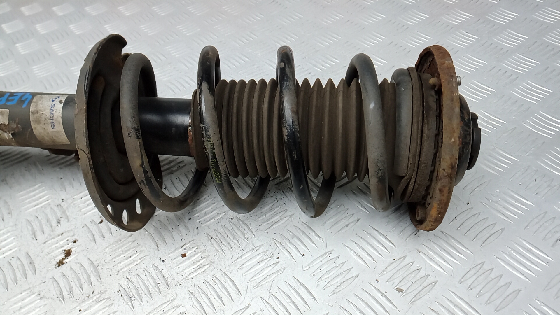 Амортизатор передний левый