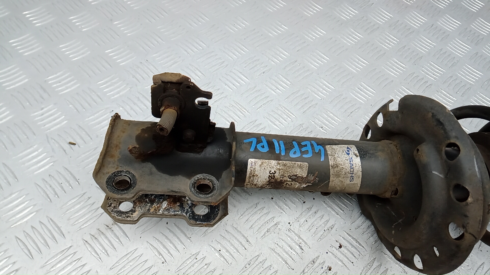 Амортизатор передний левый