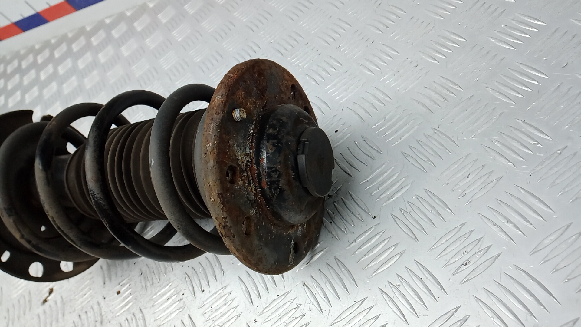 Амортизатор передний левый