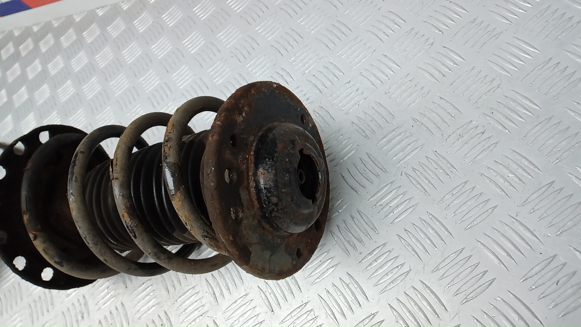 Амортизатор передний правый