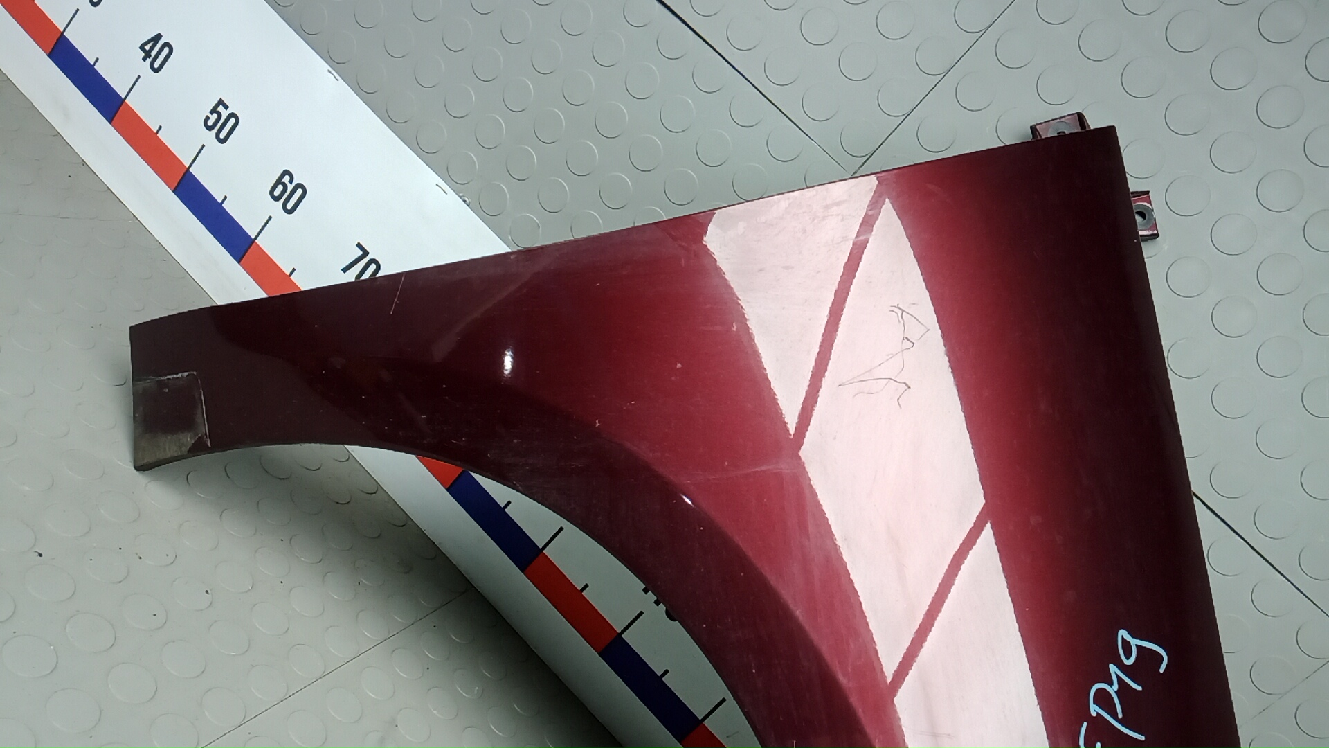 Крыло переднее правое