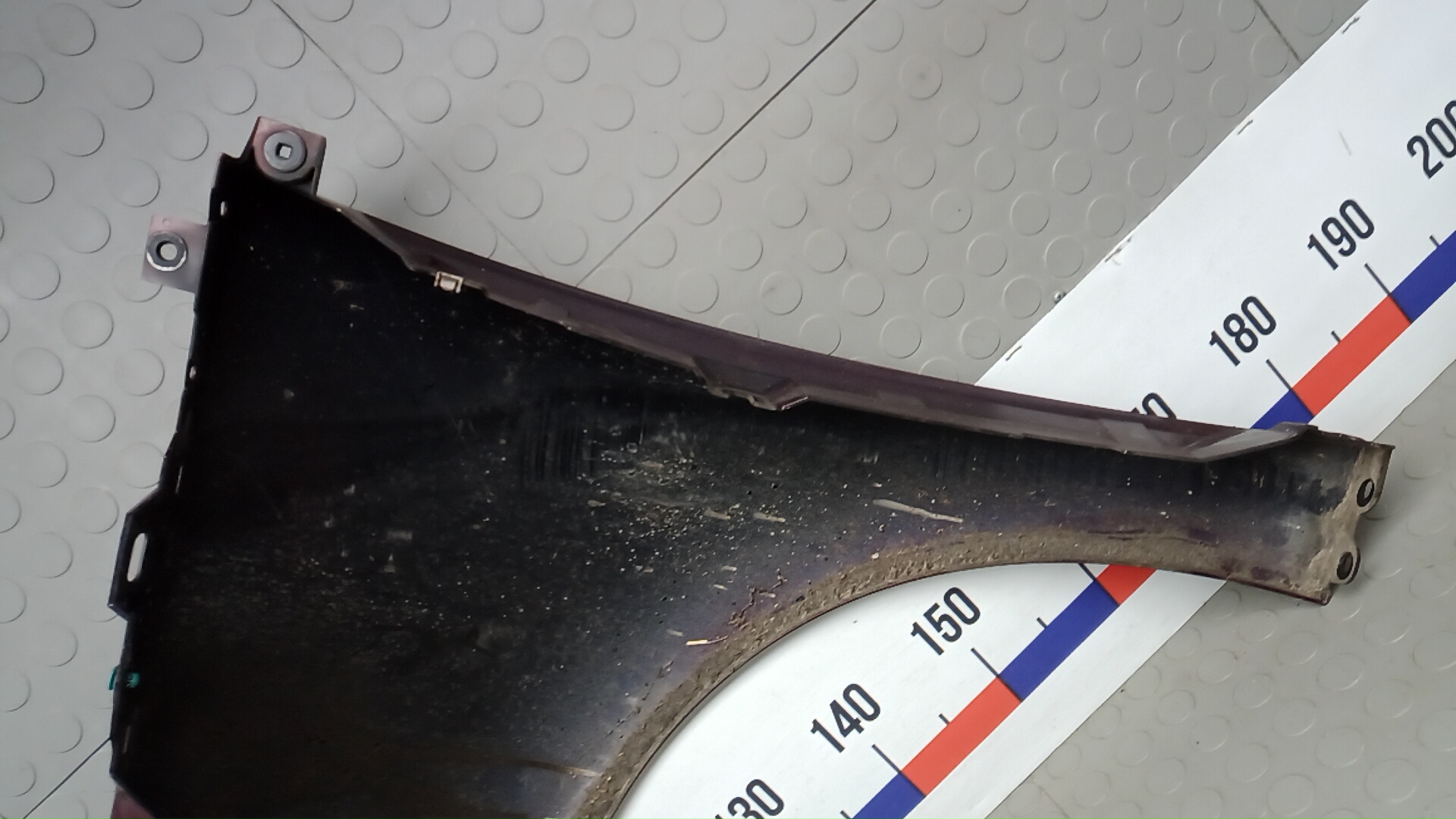 Крыло переднее правое