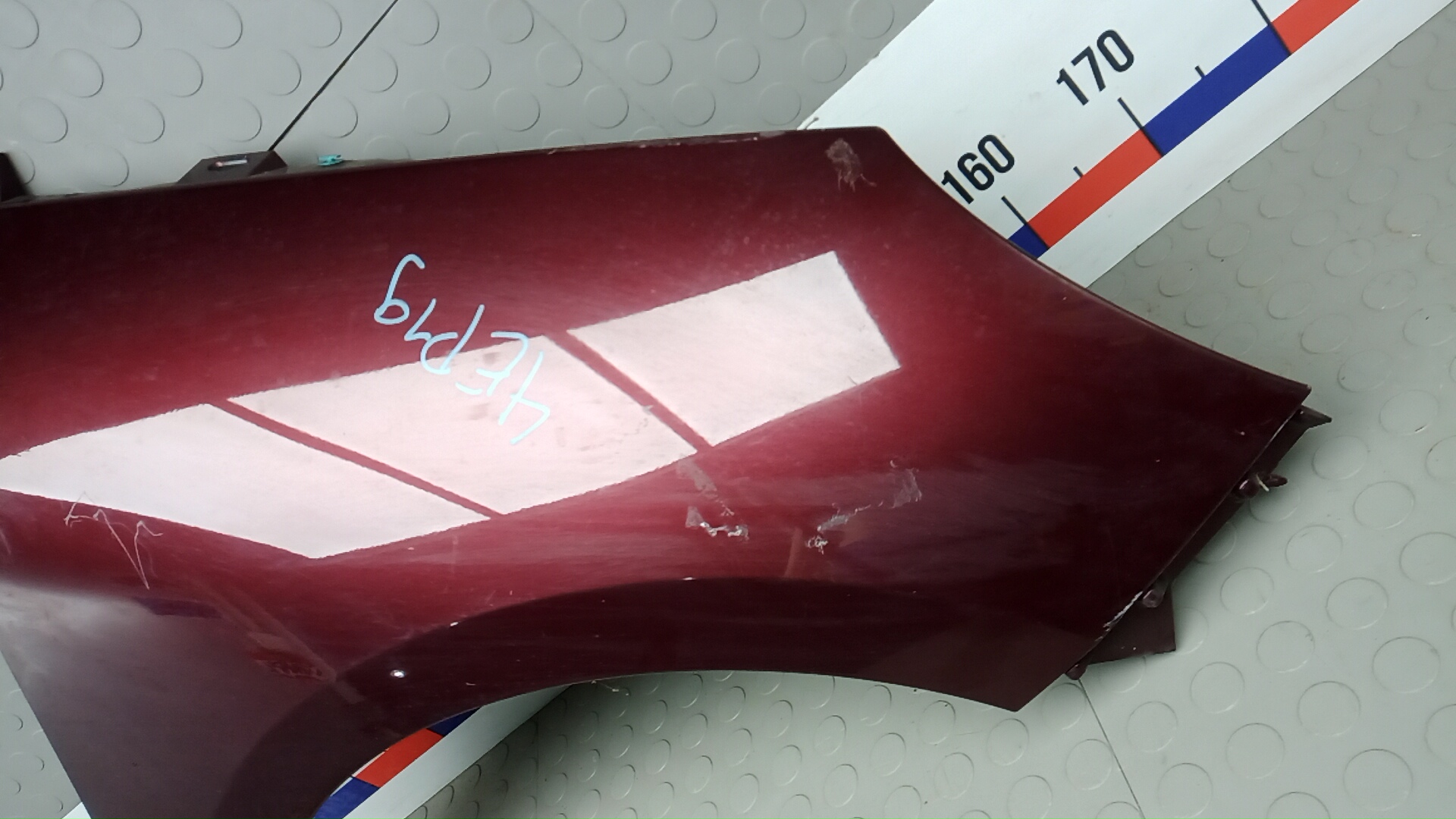 Крыло переднее правое