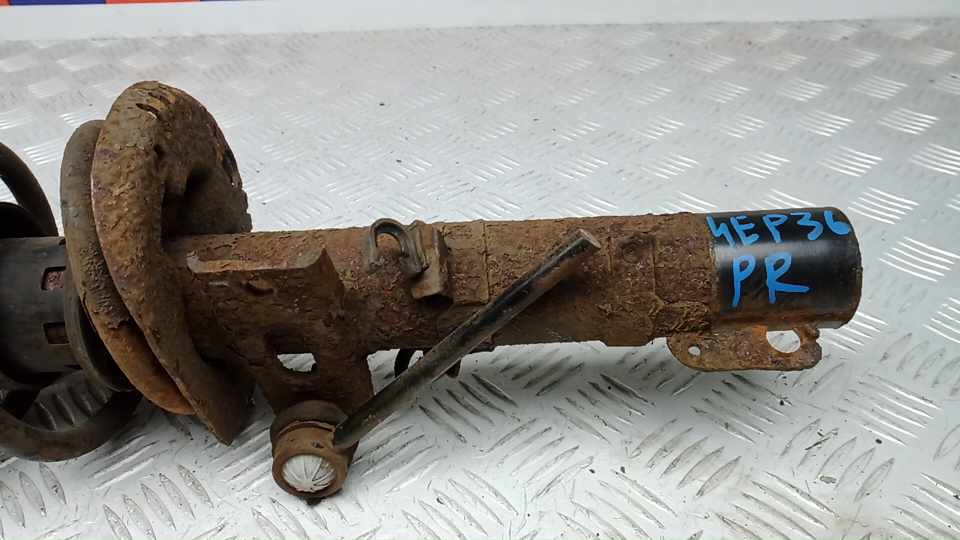 Амортизатор передний правый