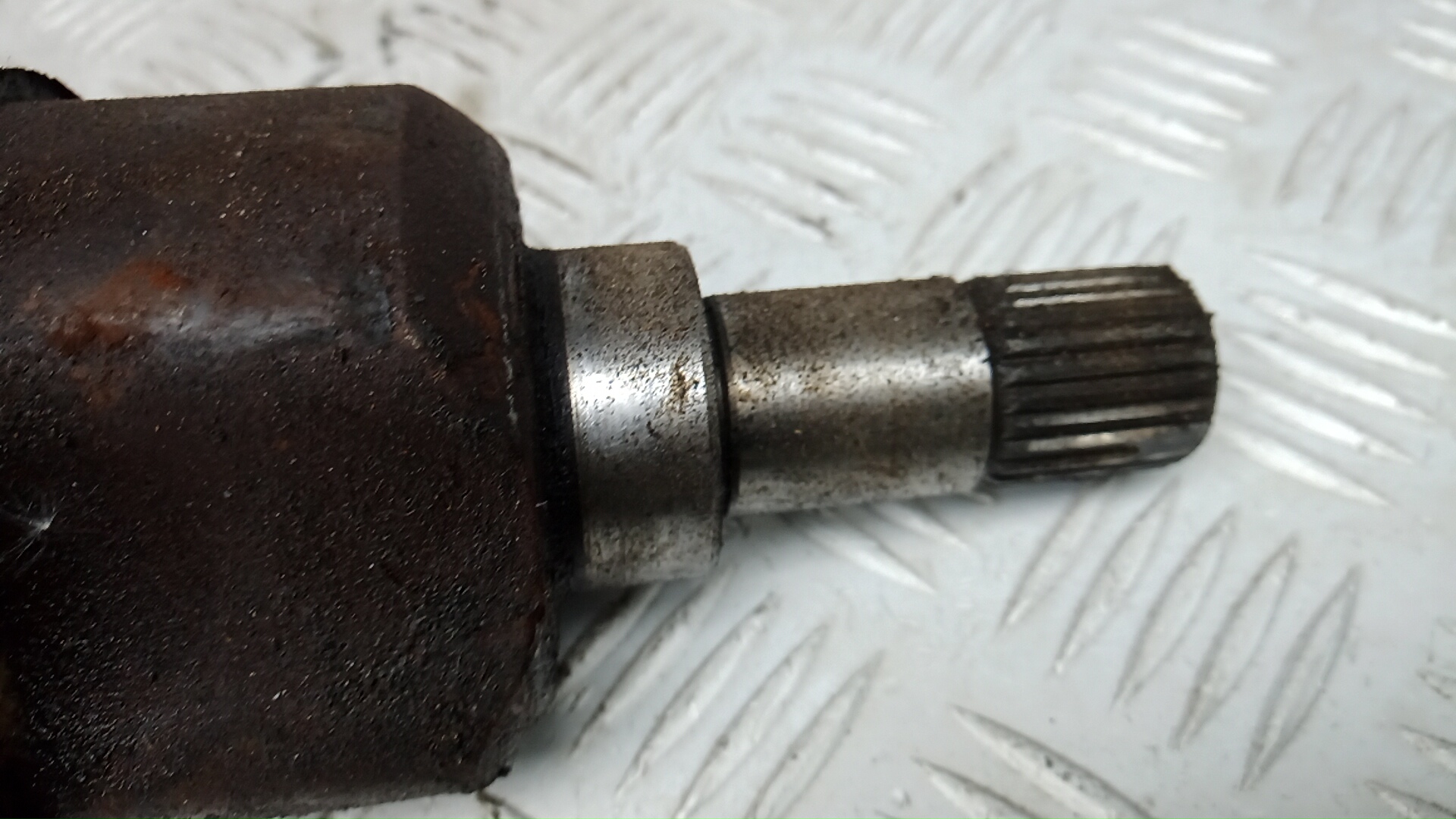 Полуось передняя левая