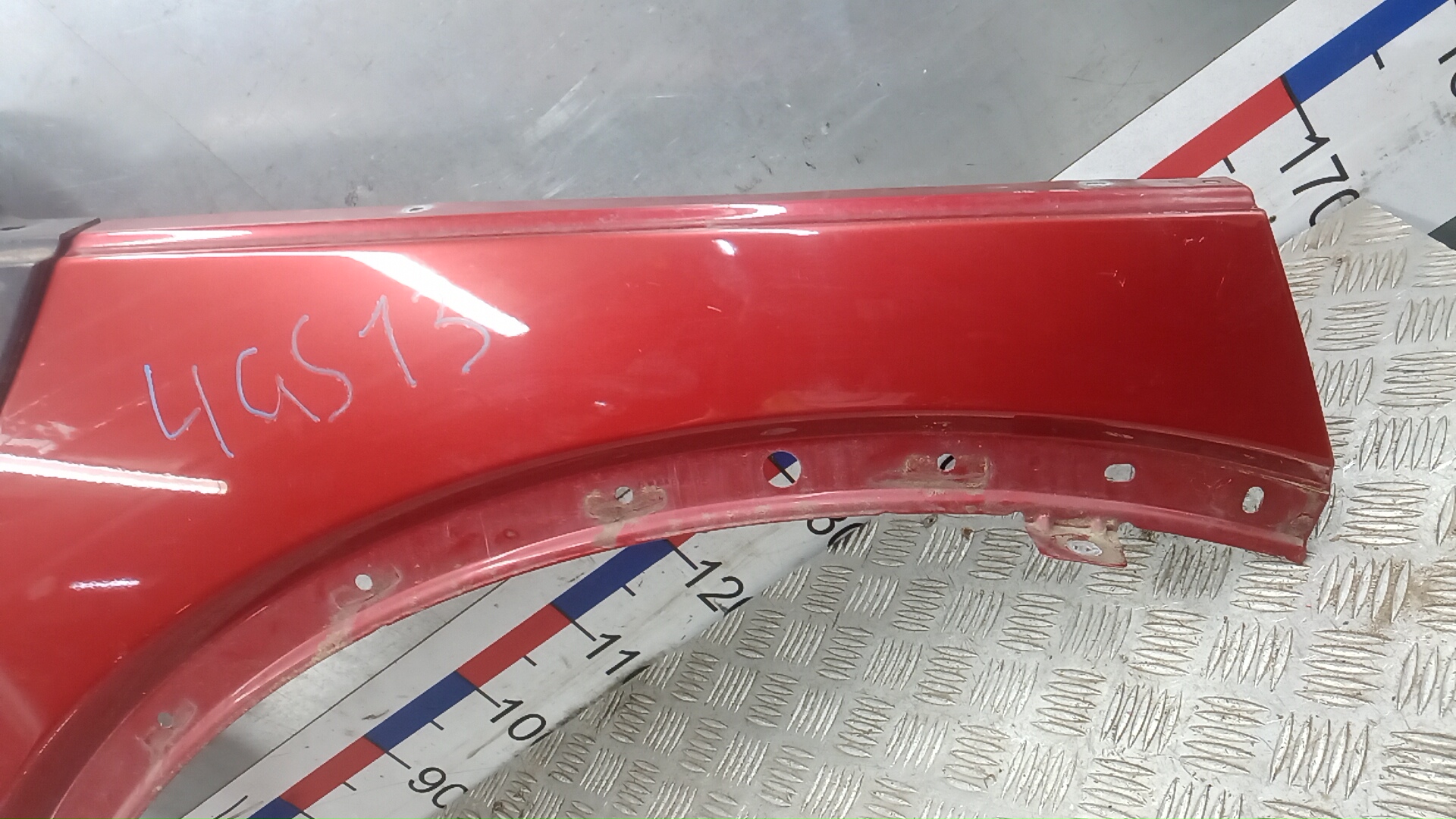 Крыло переднее правое